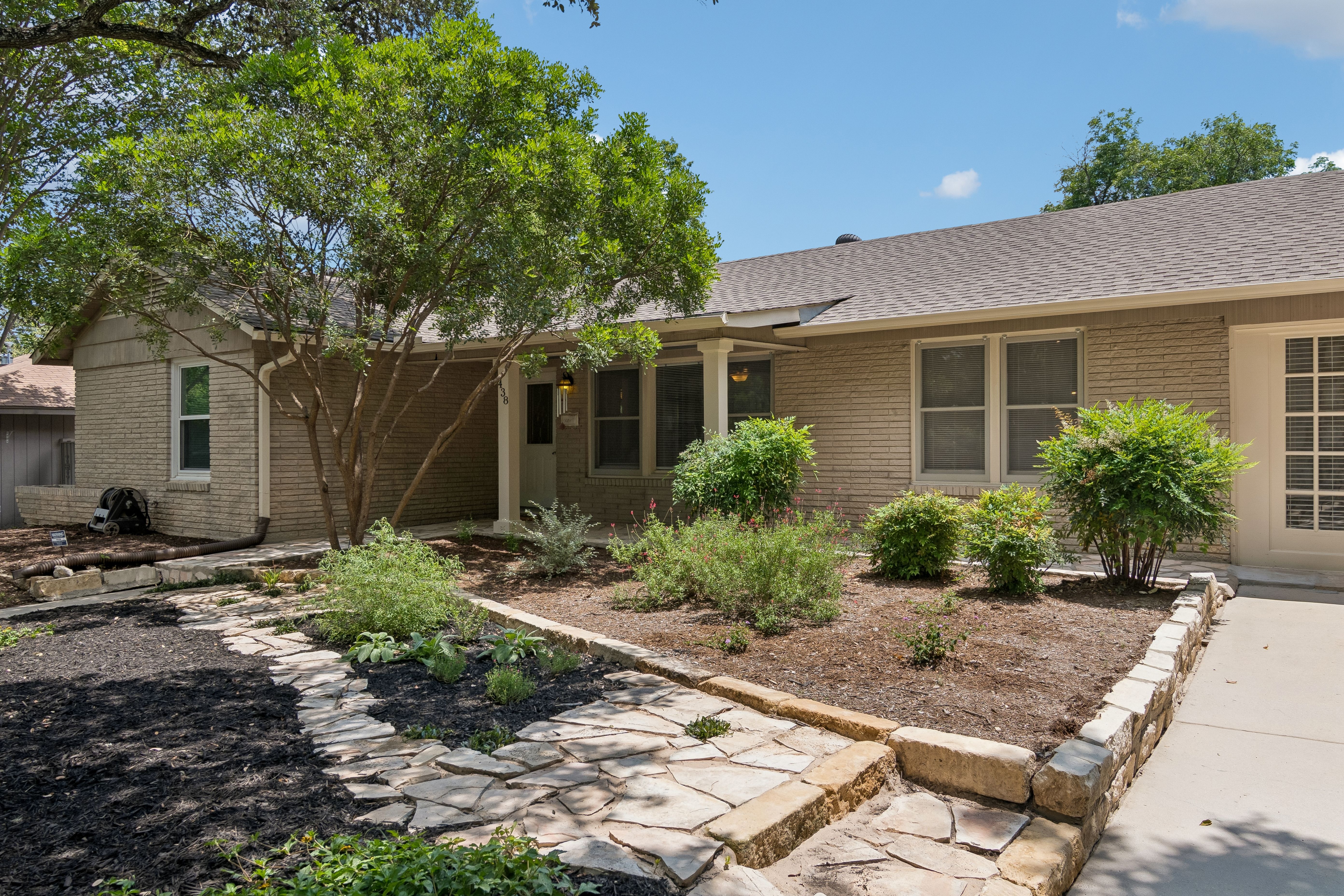  Beautifully Updated Home with Spacious Backyard - 物件實景