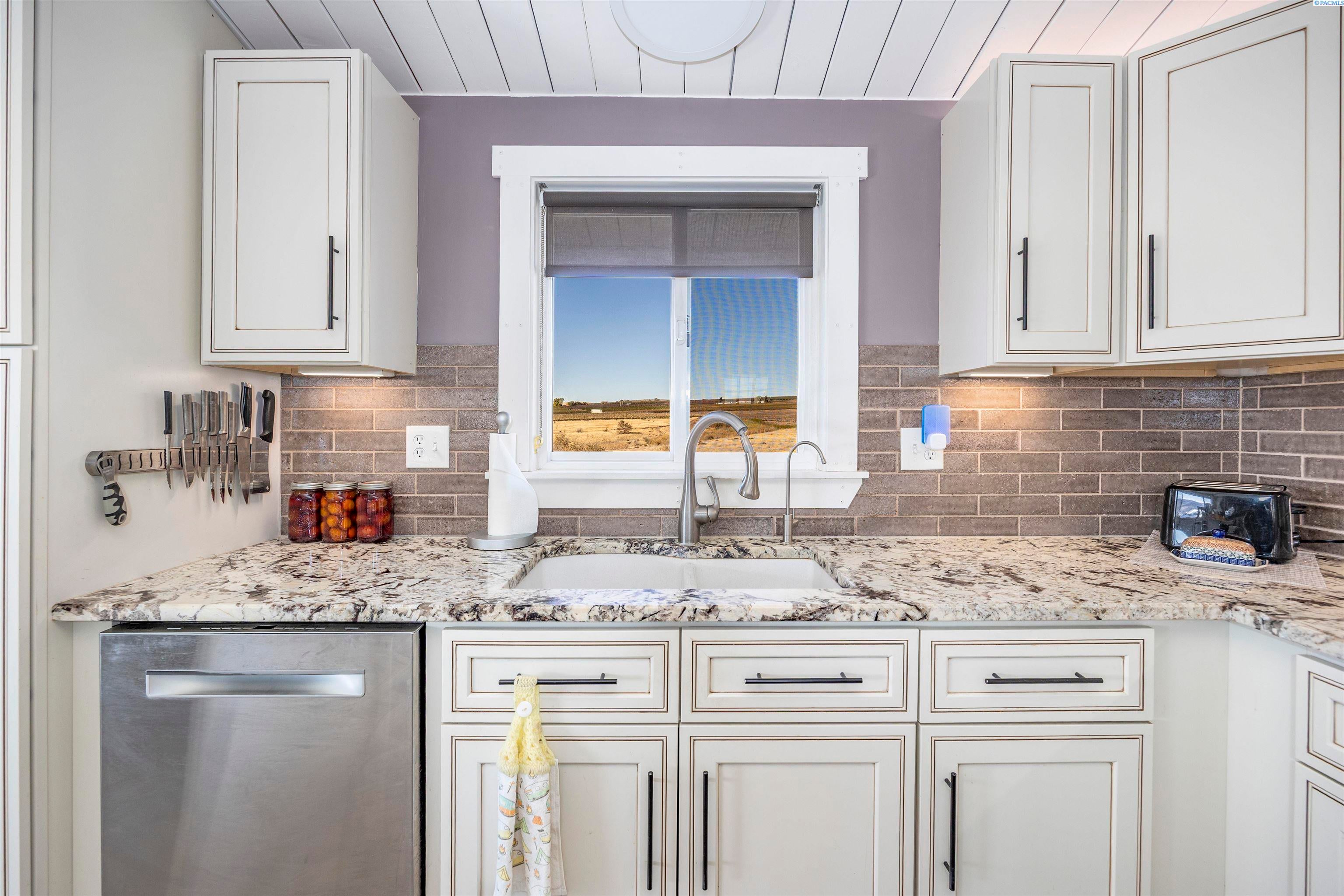 Benton City, Washington, 99320, United States, 3 Bedrooms Bedrooms, ,2 BathroomsBathrooms,Residential,For Sale,1992566