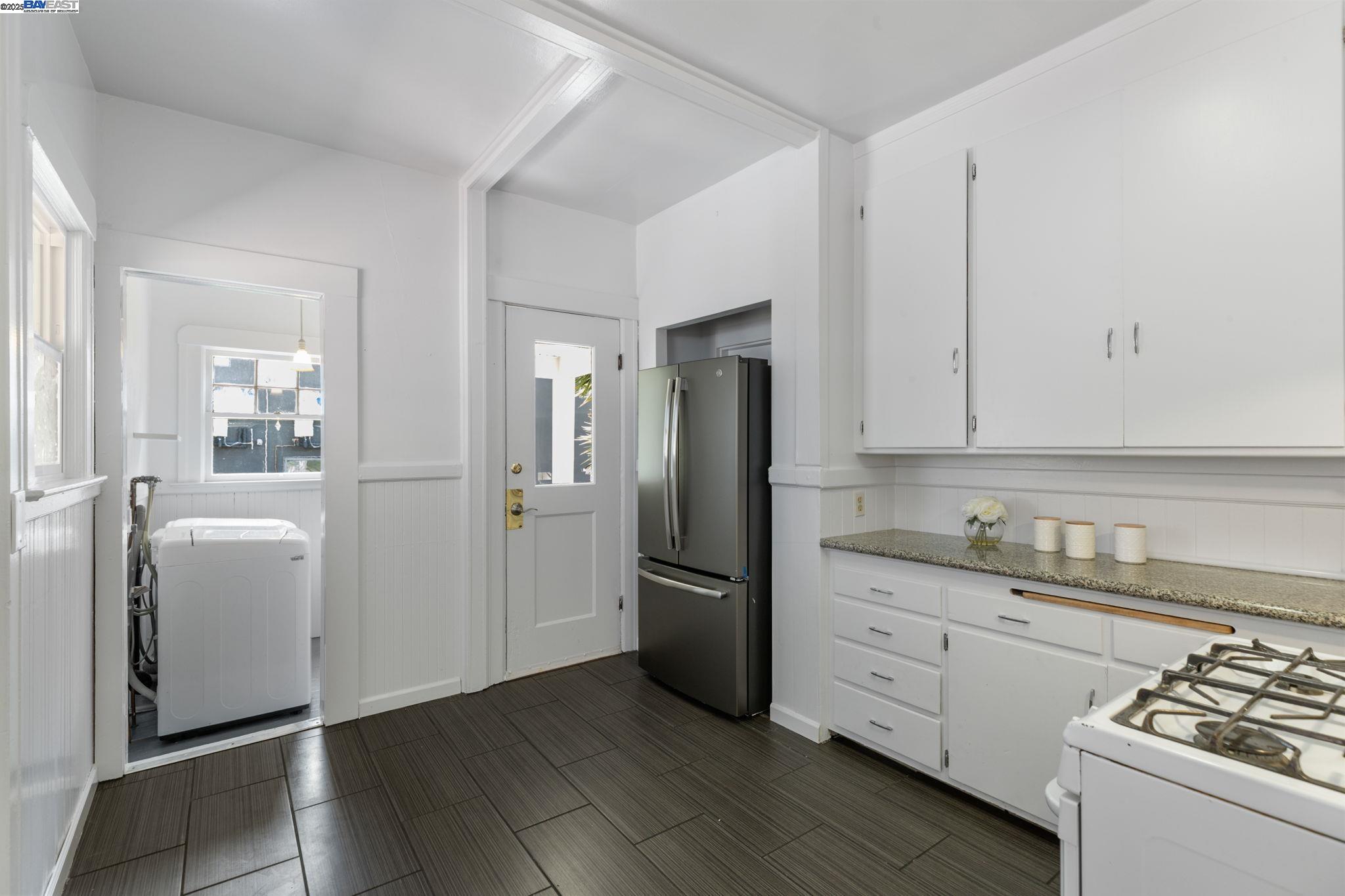 Oakland, California, 94606, United States, 3 Bedrooms Bedrooms, ,2 BathroomsBathrooms,Residential,For Sale,1839089