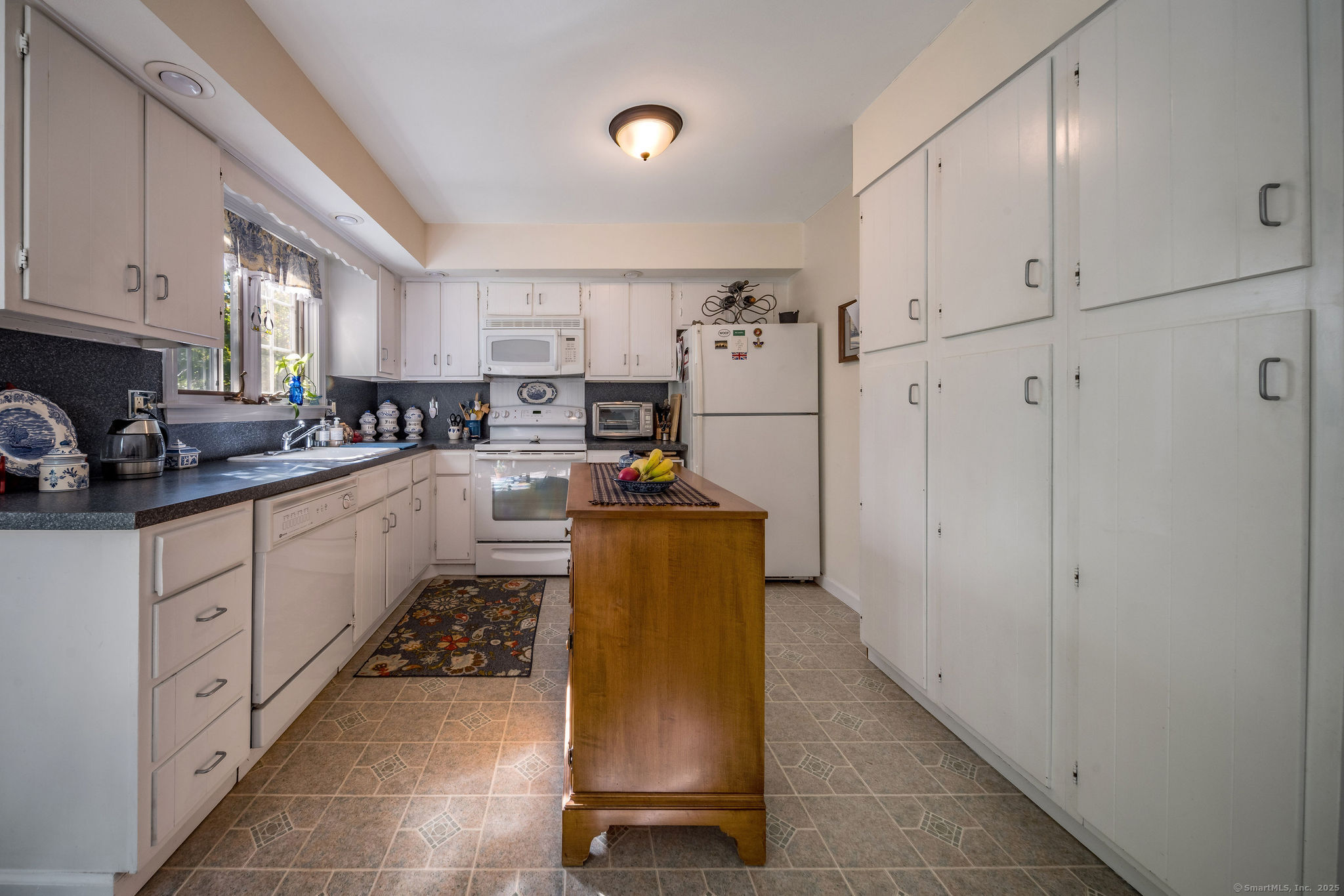 Madison, Connecticut, 06443, United States, 2 Bedrooms Bedrooms, ,3 BathroomsBathrooms,Residential,For Sale,1988071