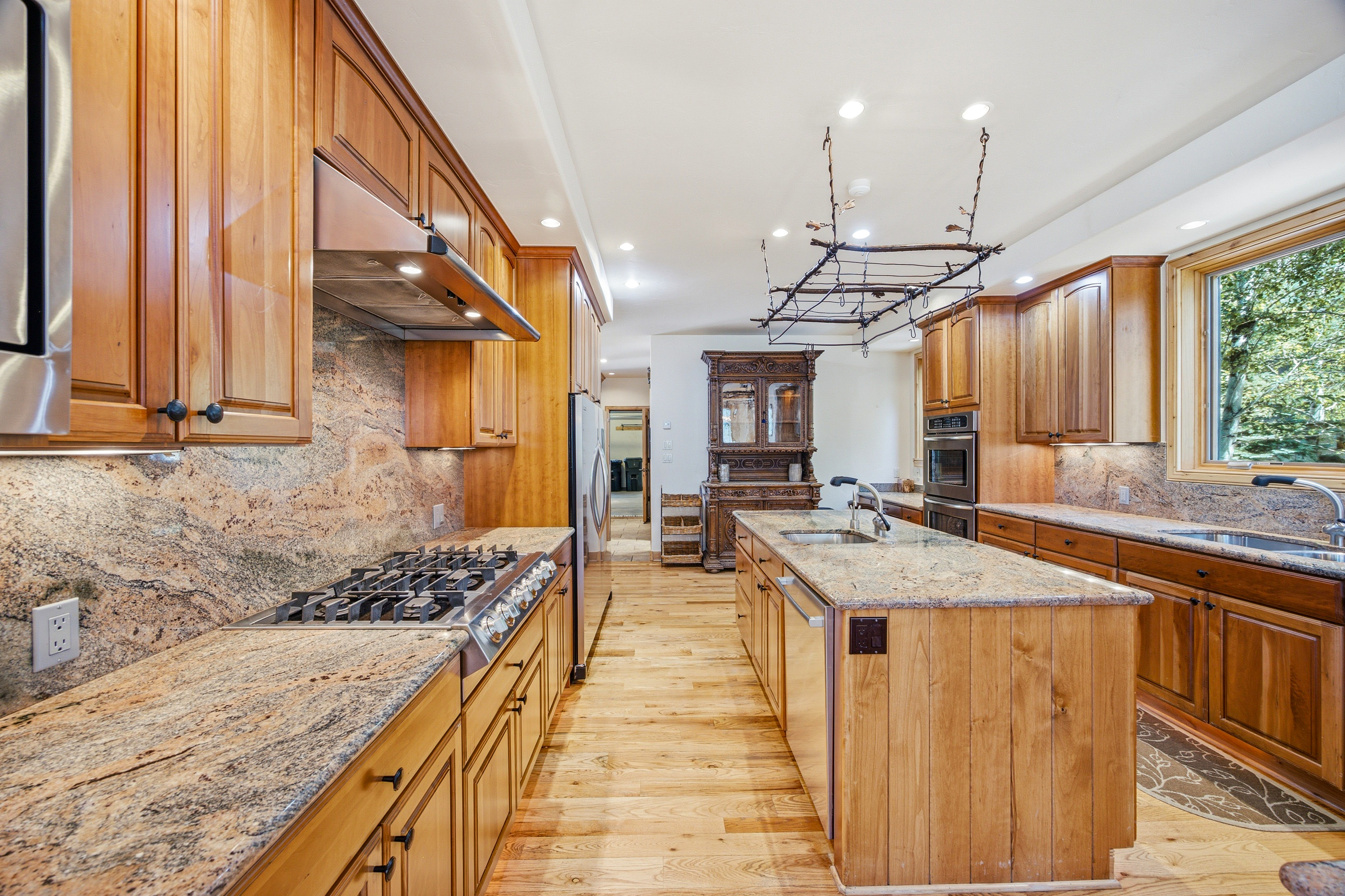  Custom-built, Single-family Home in the Exclusive Grand Traverse Neighborhood - 物件實景