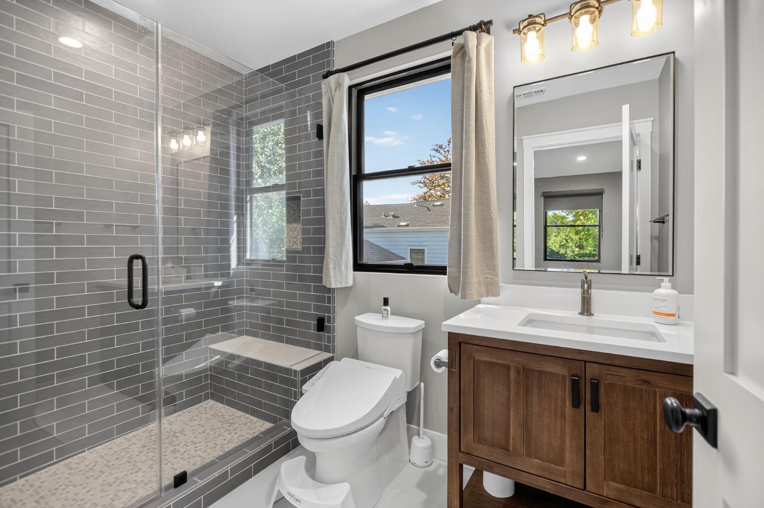 Sacramento, California, 95816, United States, 3 Bedrooms Bedrooms, ,5 BathroomsBathrooms,Residential,For Sale,1978117