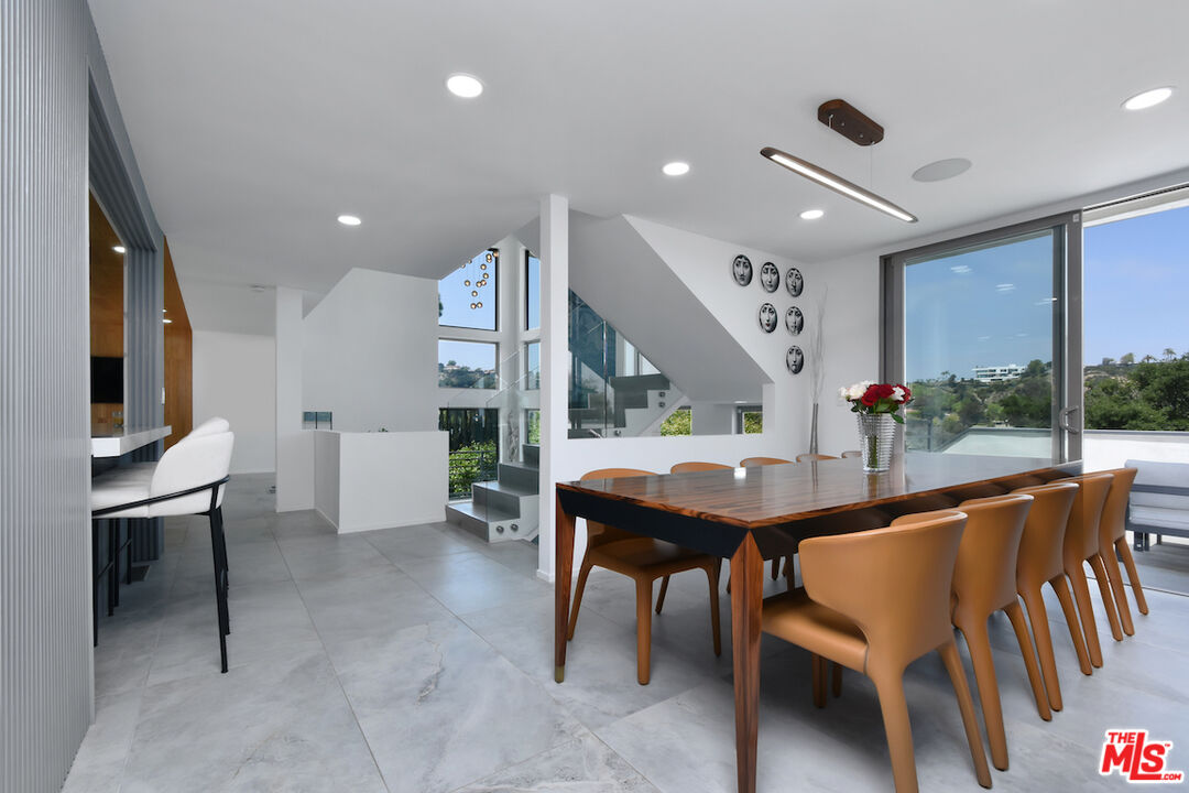 Sherman Oaks, California, 91403, United States, 4 Bedrooms Bedrooms, ,4 BathroomsBathrooms,Residential,For Sale,1794454