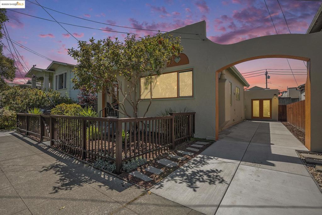 Berkeley, California, 94702, United States, 2 Bedrooms Bedrooms, ,1 BathroomBathrooms,Residential,For Sale,1921727