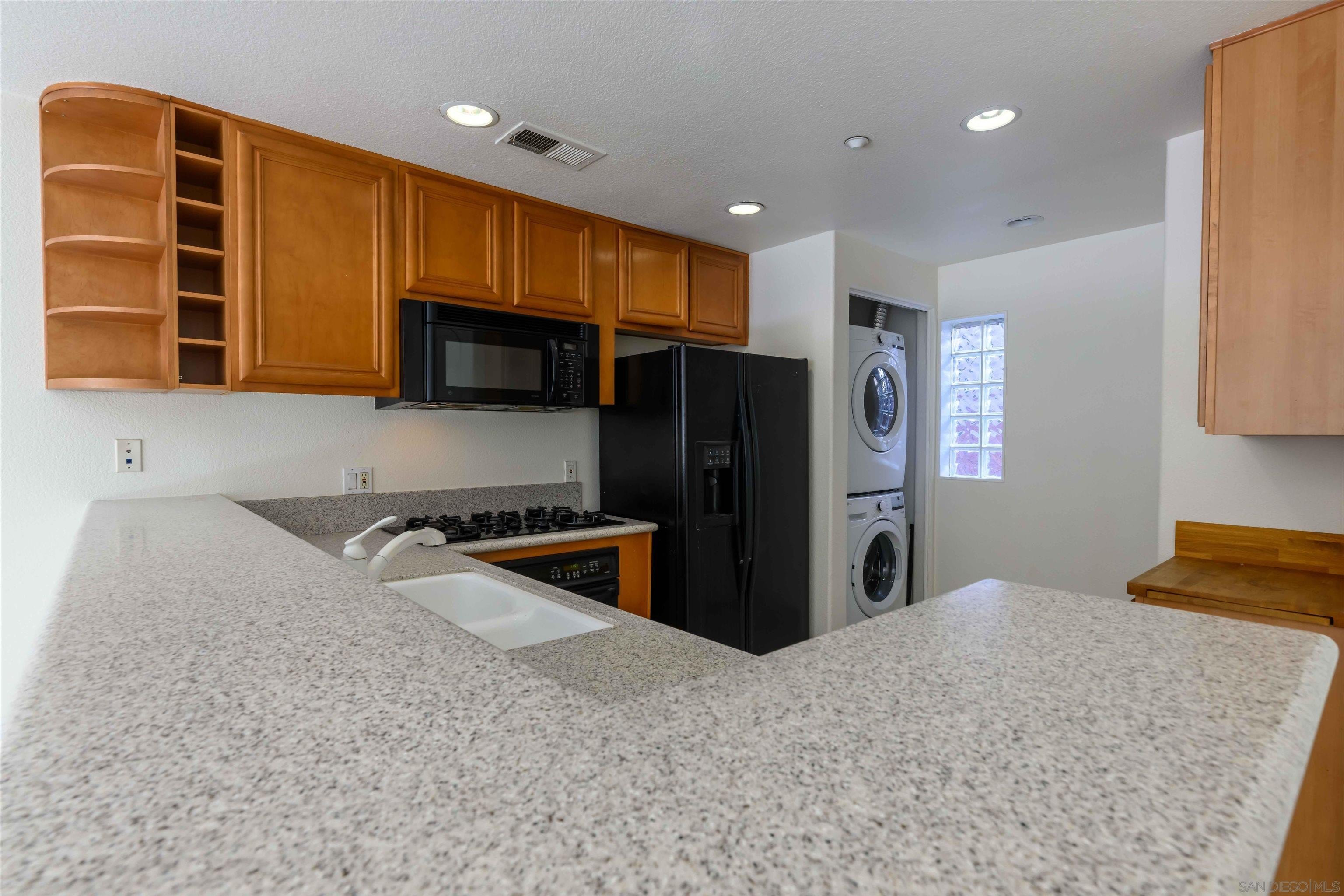 San Diego, California, 92101, United States, 2 Bedrooms Bedrooms, ,3 BathroomsBathrooms,Residential,For Sale,1713203