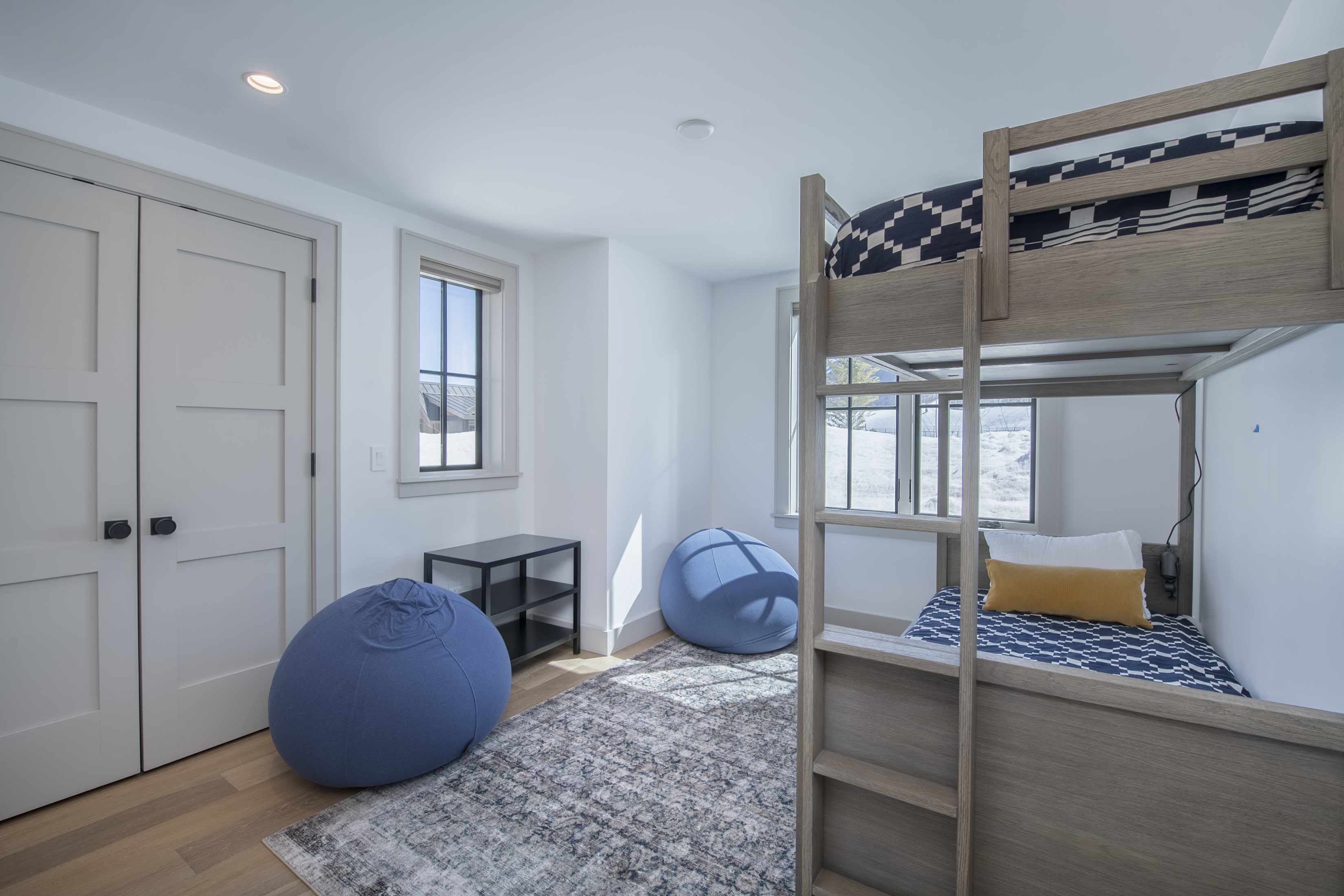  Big And Beautiful In The Desirable And Peaceful East End Of Town - 物件實景