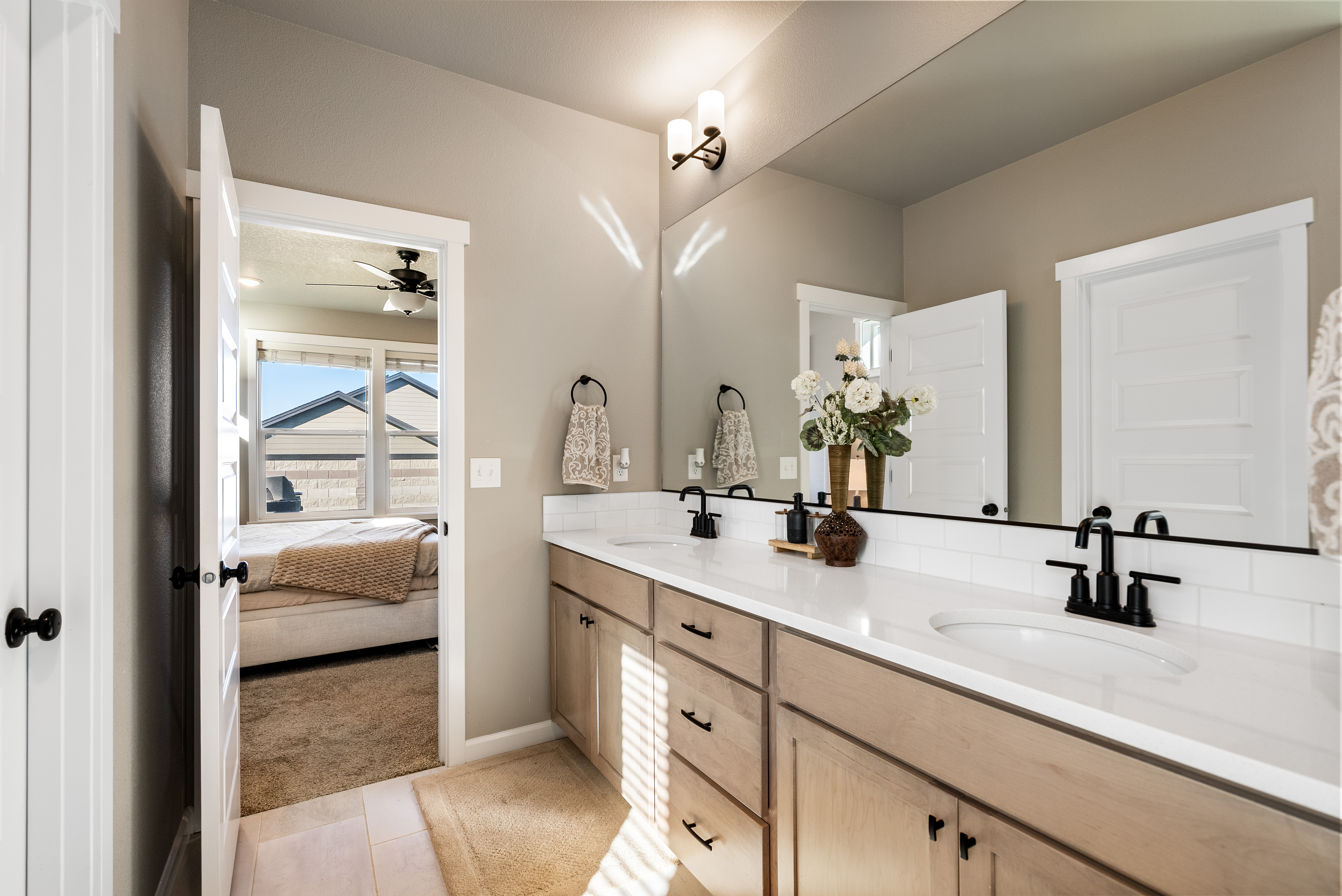  2024 West Richland Gem + RV Parking - 物件實景