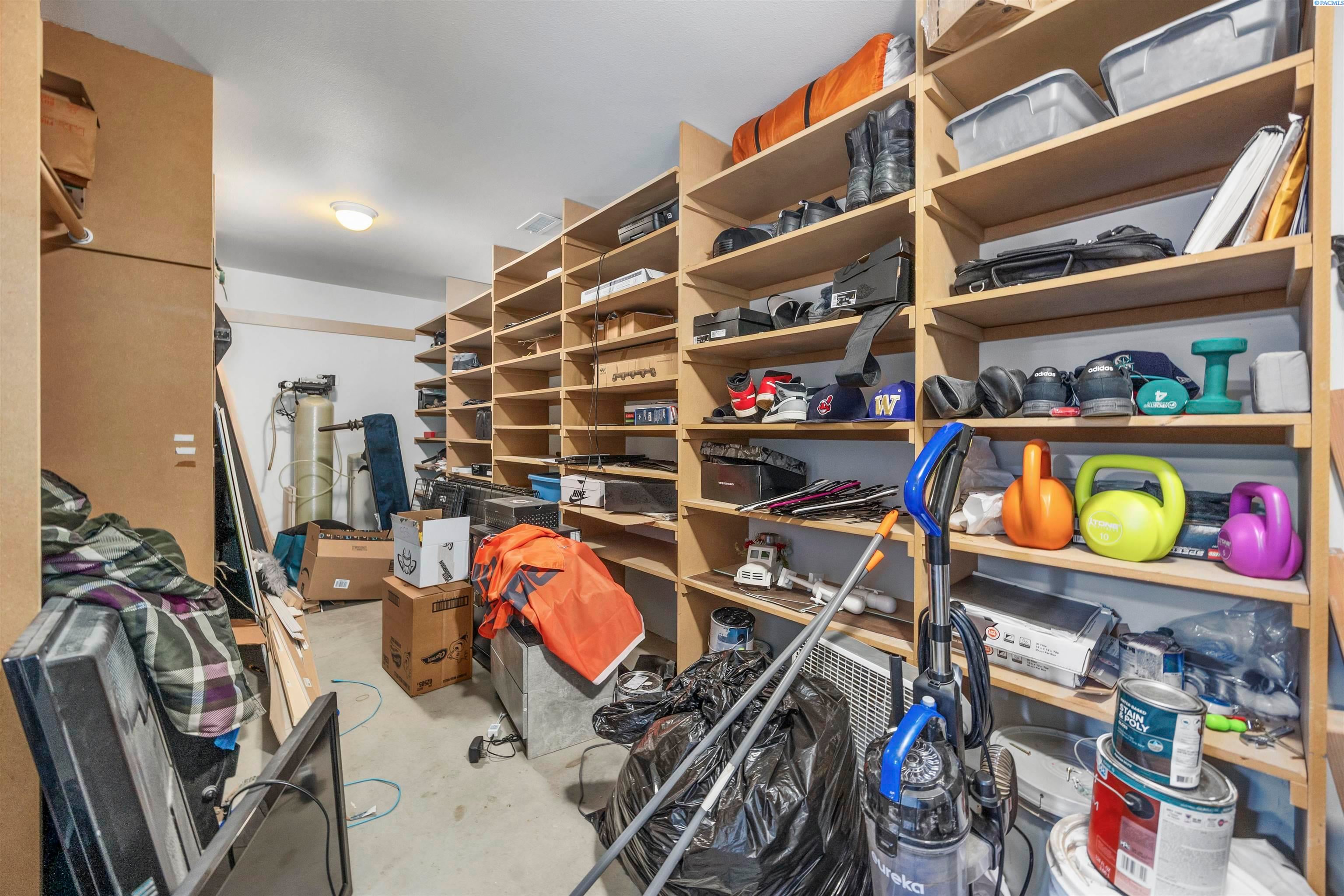 Kennewick, Washington, 99337, United States, 6 Bedrooms Bedrooms, ,4 BathroomsBathrooms,Residential,For Sale,1979182