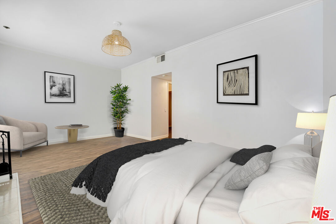 Sherman Oaks, California, 91403, United States, 2 Bedrooms Bedrooms, ,3 BathroomsBathrooms,Residential,For Sale,1900859