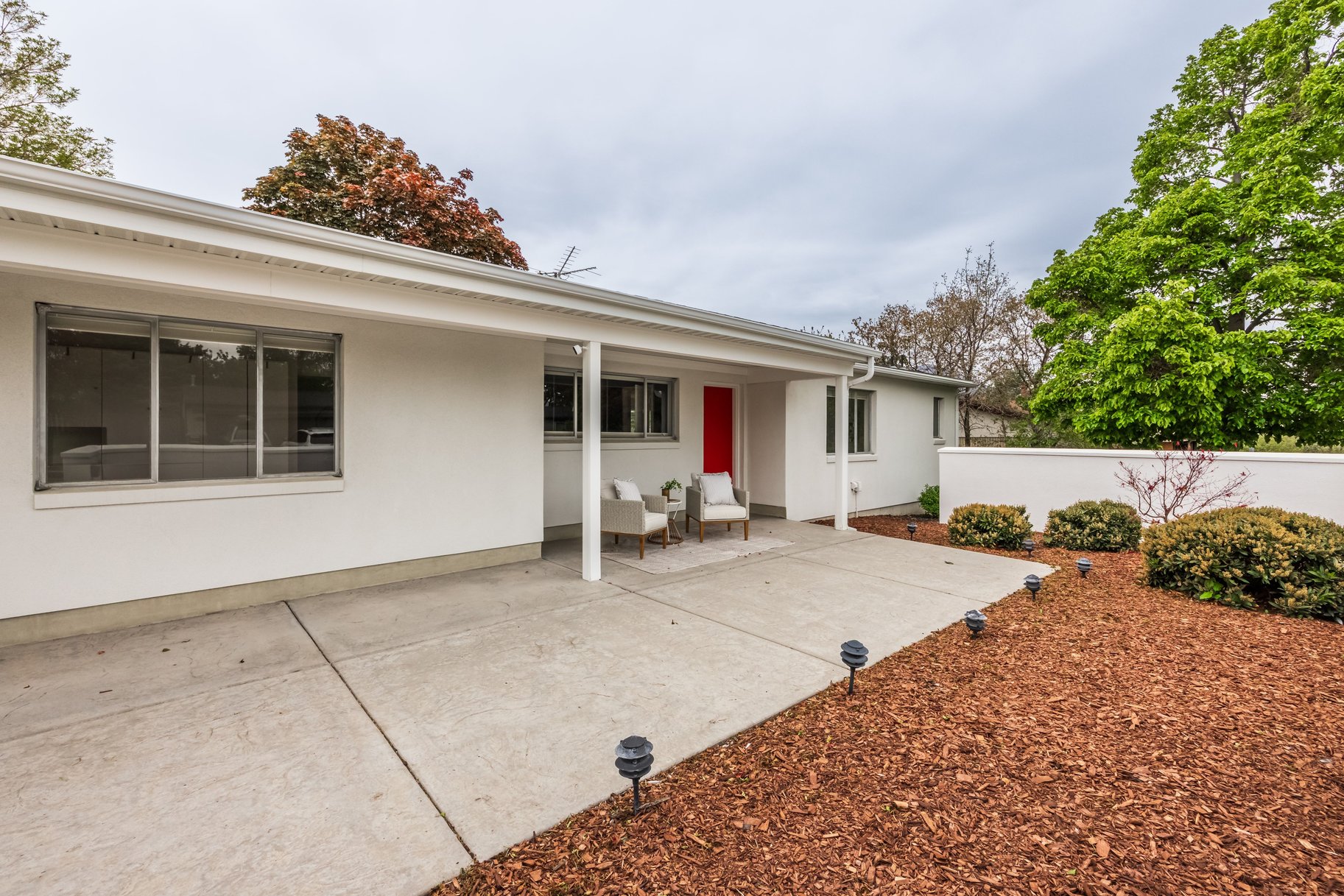  Elegant Contemporary Rambler in Sought After Neighborhood - 物件實景