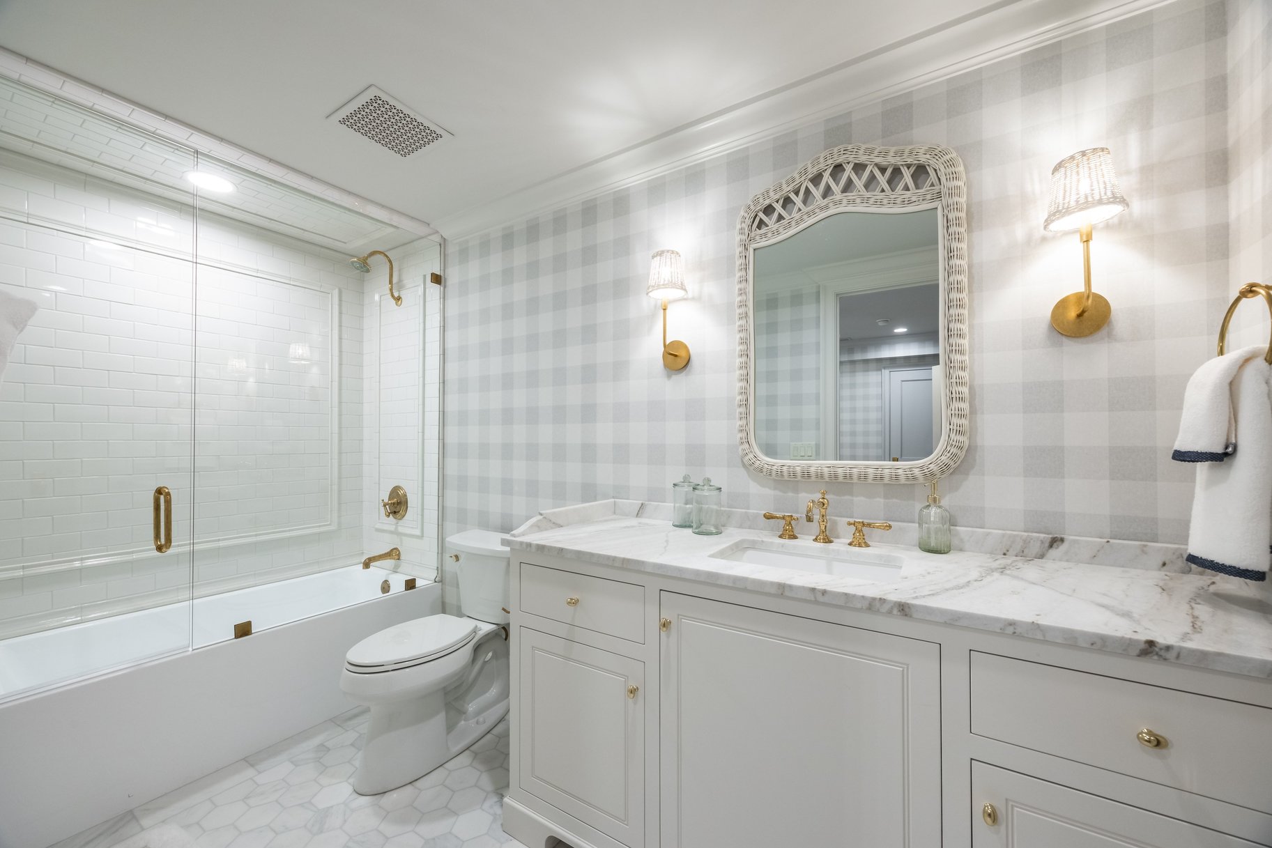  Timeless Colonial Charm Meets Refined Modern Luxury In This Storybook Retreat - 物件實景