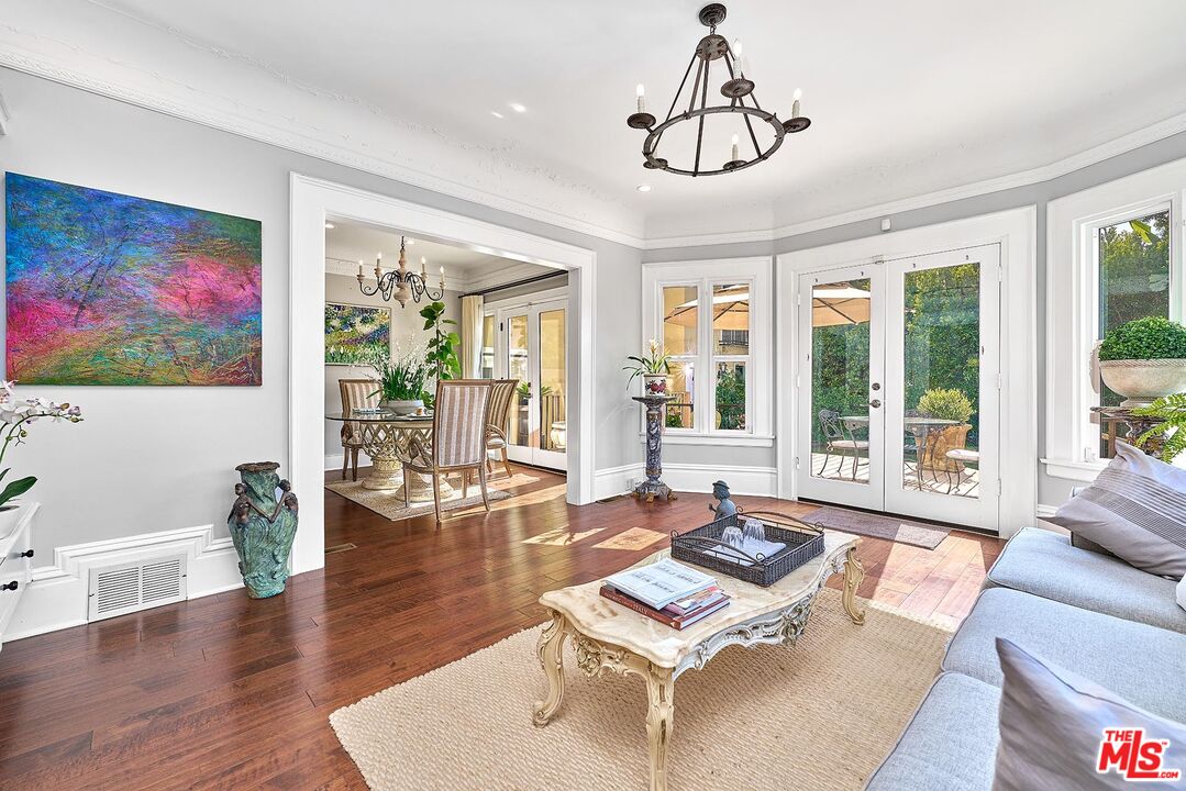 Los Angeles, California, 90005, United States, 5 Bedrooms Bedrooms, ,6 BathroomsBathrooms,Residential,For Sale,1907226