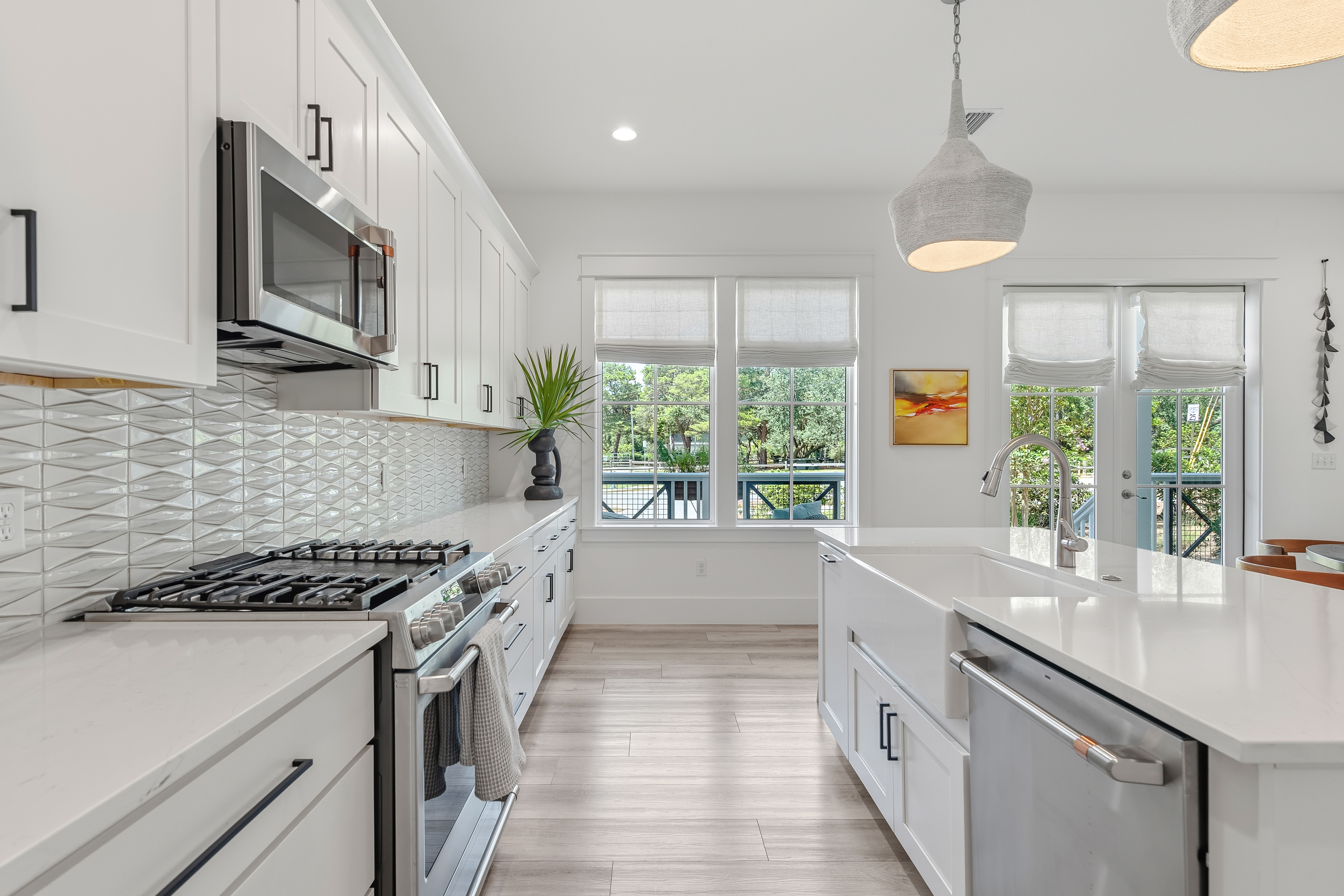  Turnkey Coastal Luxury Across From Eastern Lake And Steps To The Gulf - 物件實景