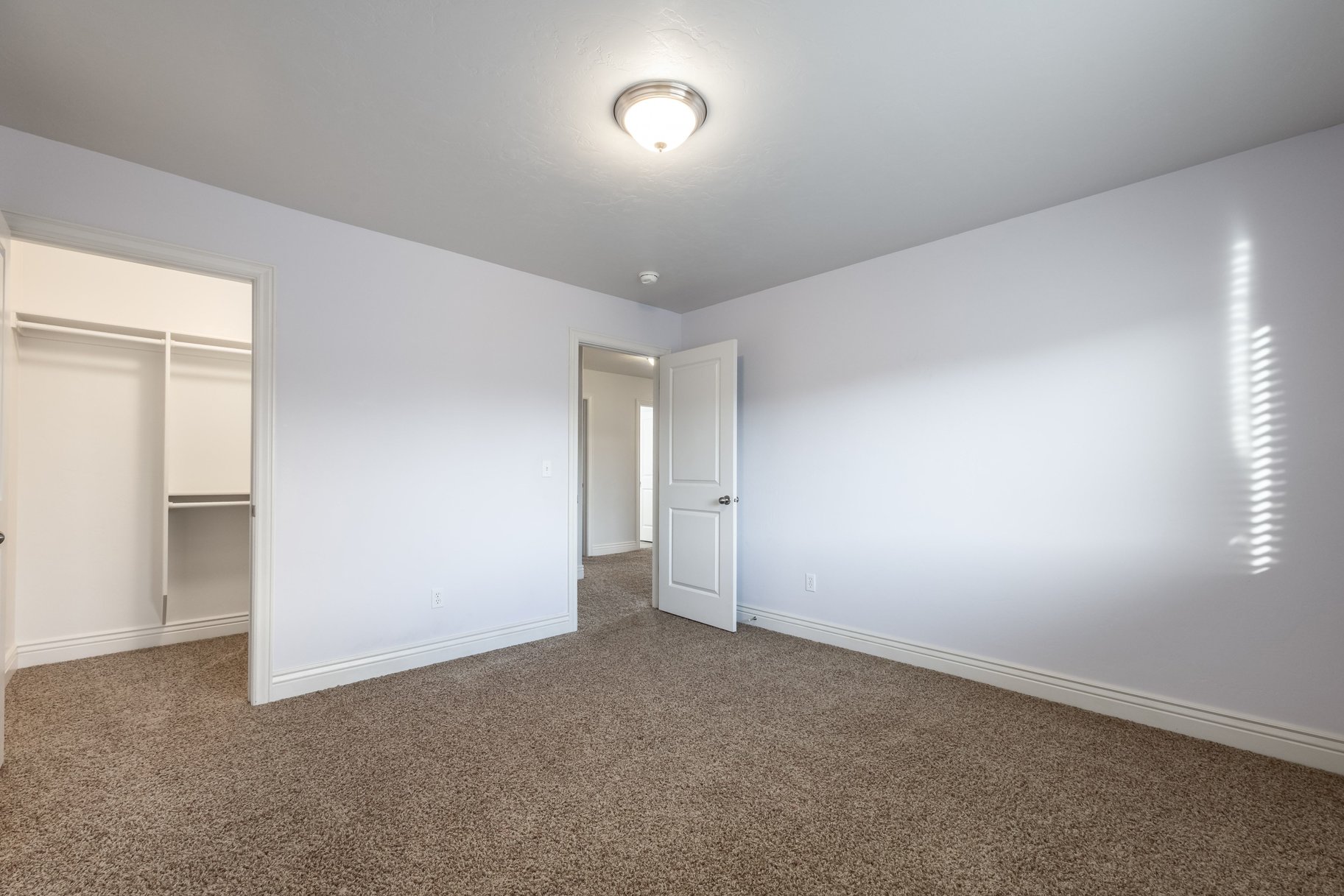  Riverton Corner-Lot Home: 7 Beds, Main-Floor Bedroom, 3-Car Garage & RV Parking - 物件實景