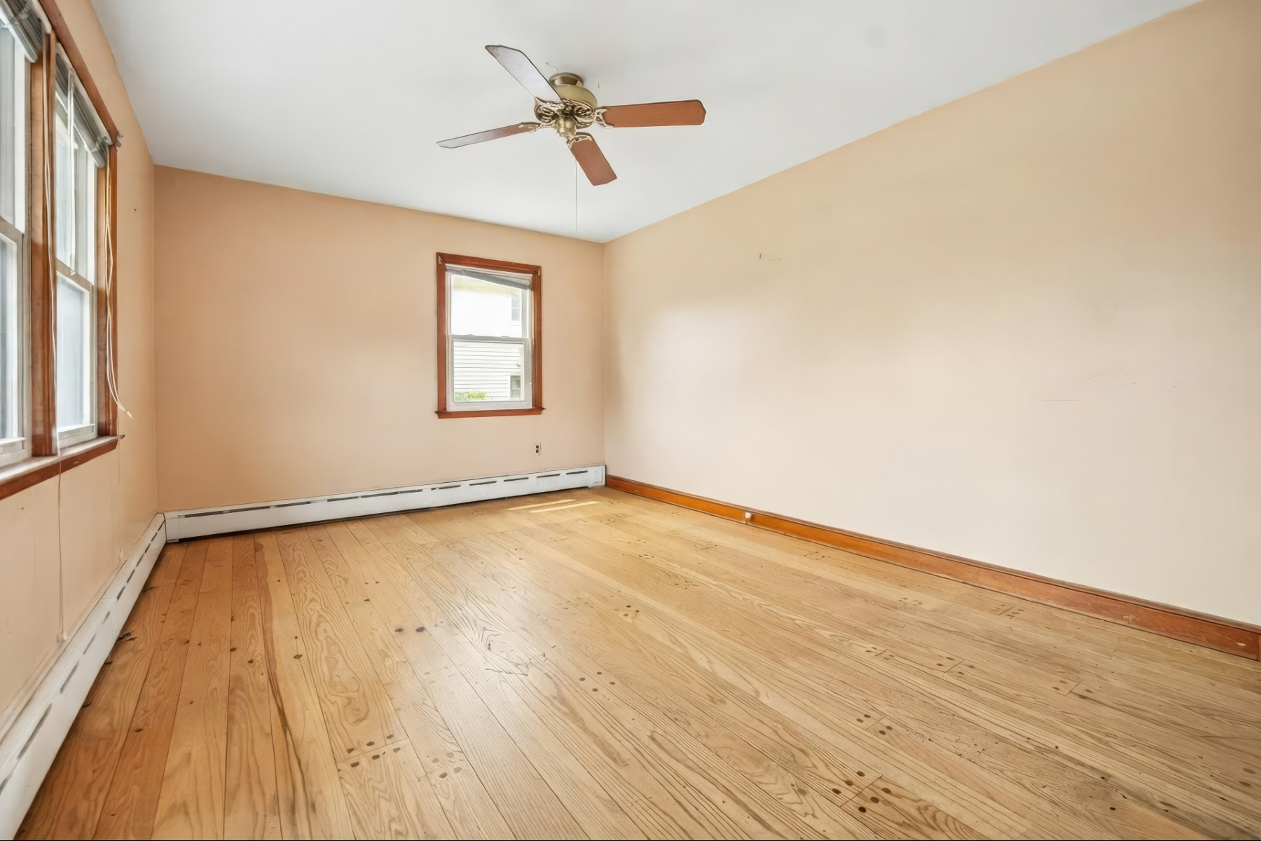  Charming Brick Ranch Home Ready for Your Vision - 物件實景