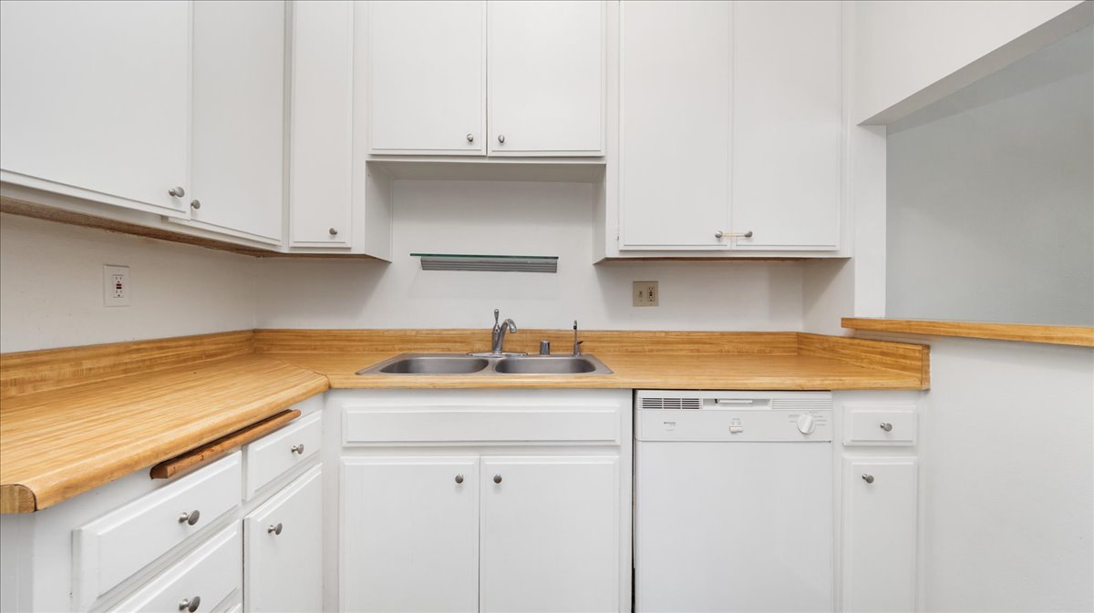 Los Angeles, California, 90034, United States, 2 Bedrooms Bedrooms, ,2 BathroomsBathrooms,Residential,For Sale,1944972