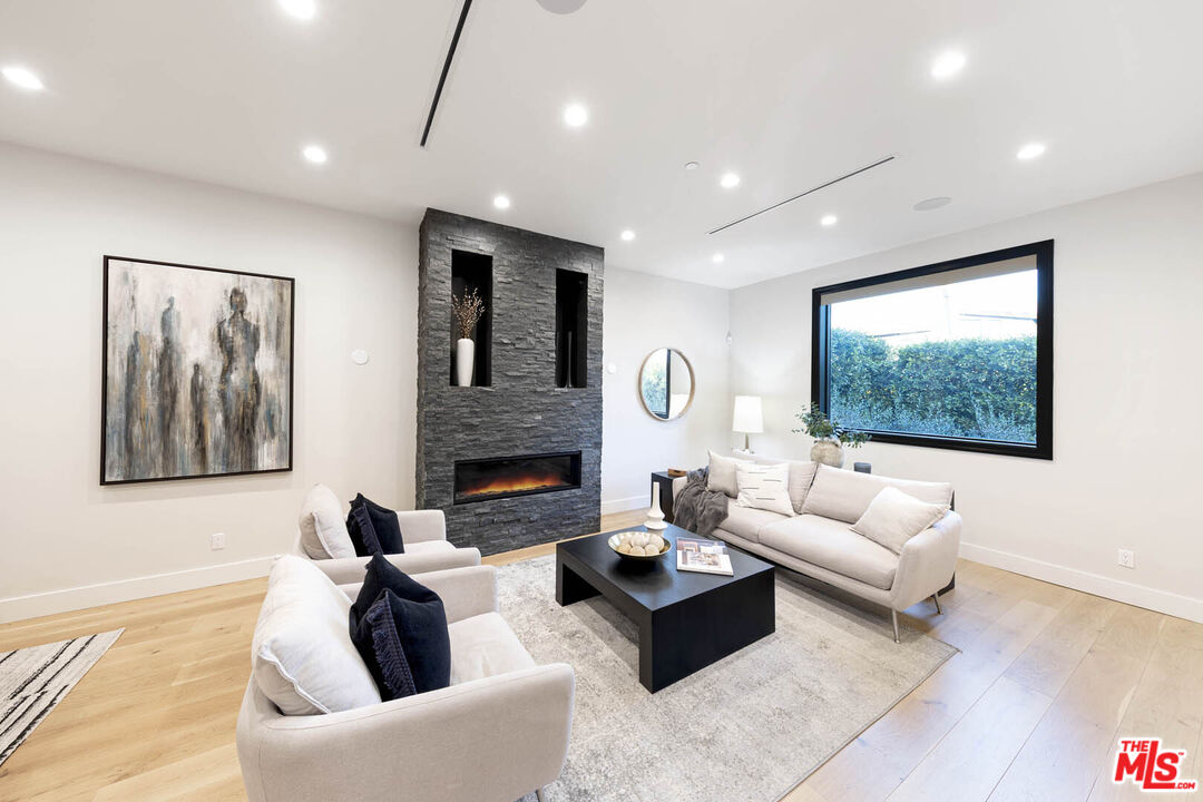 Los Angeles, California, 90048, United States, 4 Bedrooms Bedrooms, ,2 BathroomsBathrooms,Residential,For Sale,1862475