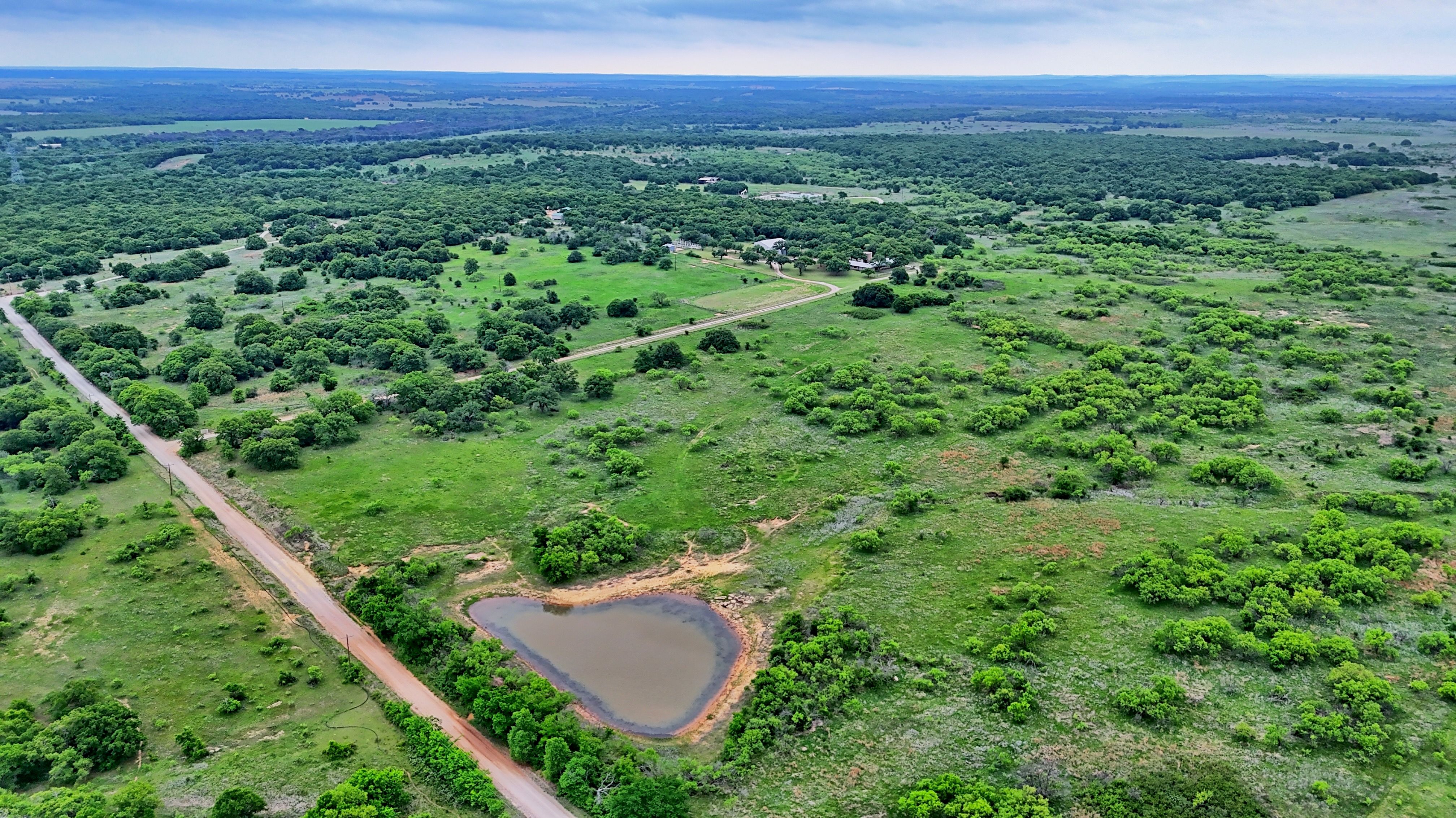  Ranch Style Rock Home on Private 80 Acres - 物件實景