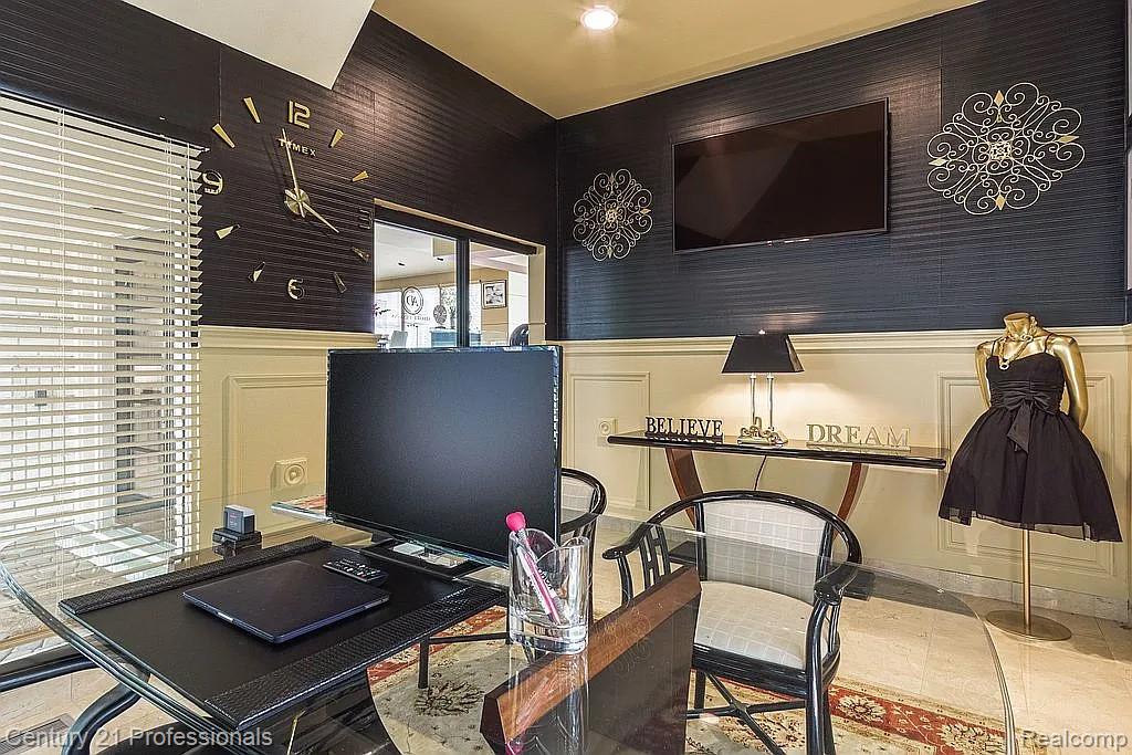 OrchardLake, Michigan, 48323, United States, 5 Bedrooms Bedrooms, ,5 BathroomsBathrooms,Residential,For Sale,1980200