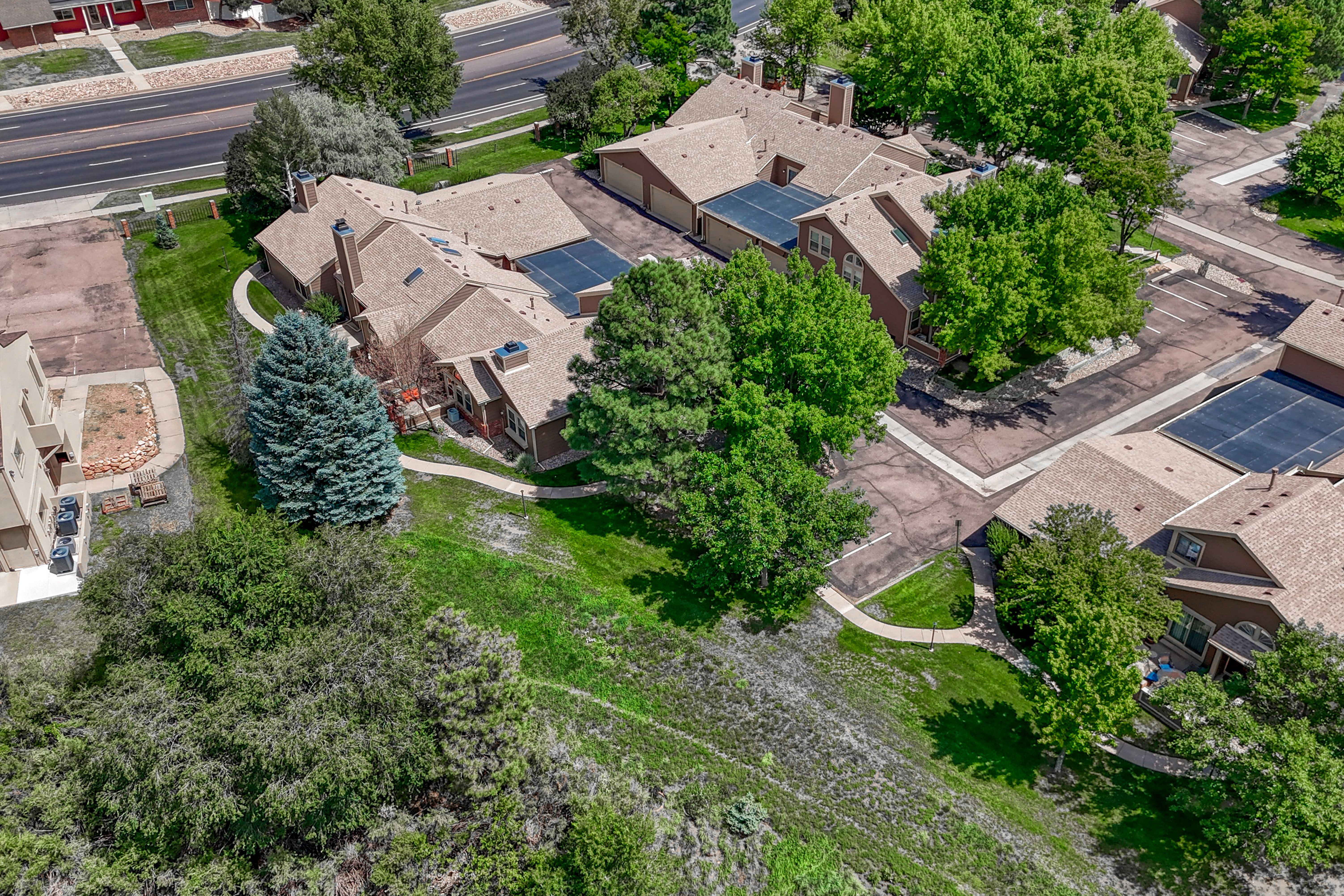  Rockrimmon Townhome with Trail Access & Private Patio - 物件實景