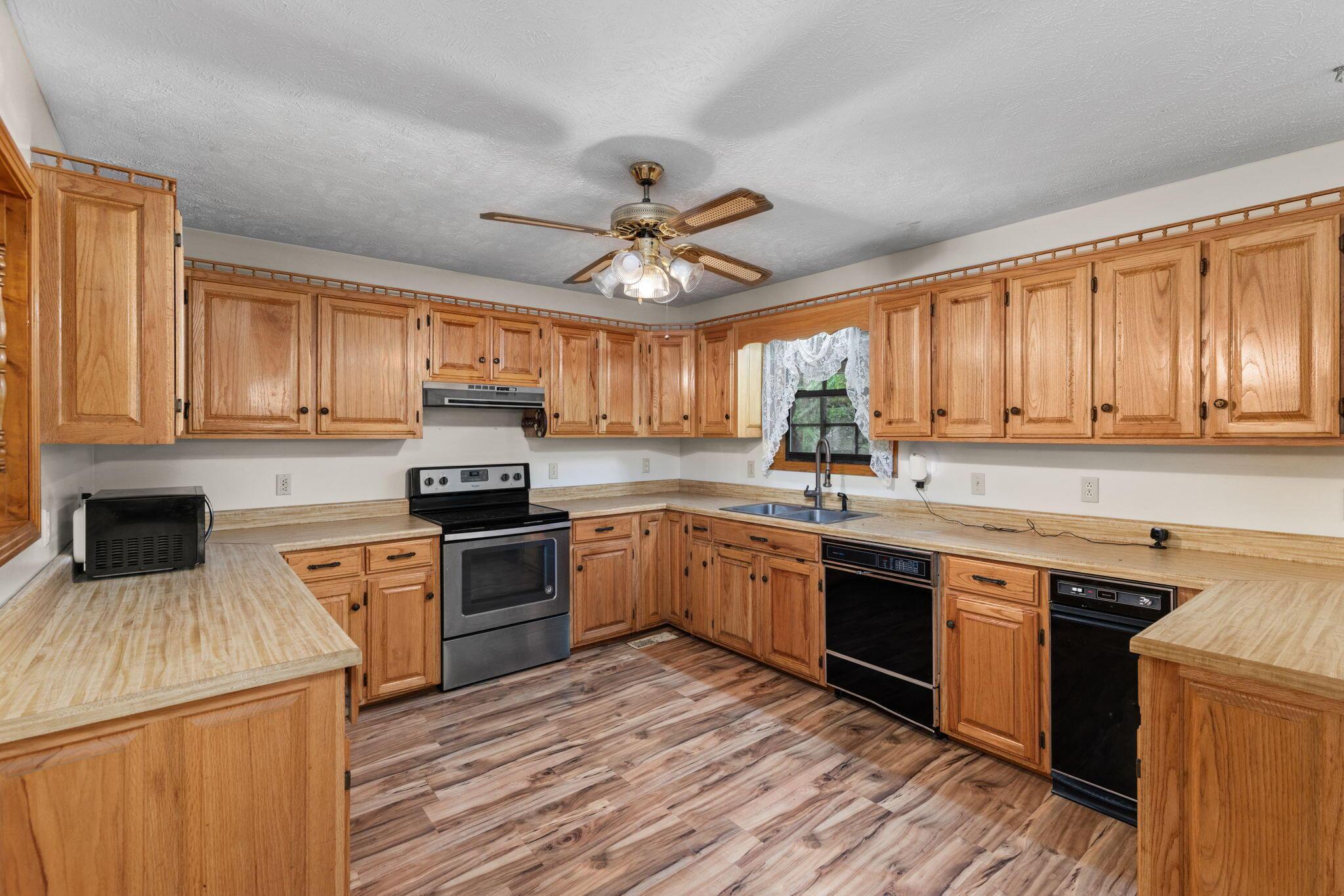 Reagan, Tennessee, 38368, United States, 6 Bedrooms Bedrooms, ,5 BathroomsBathrooms,Residential,For Sale,1927182