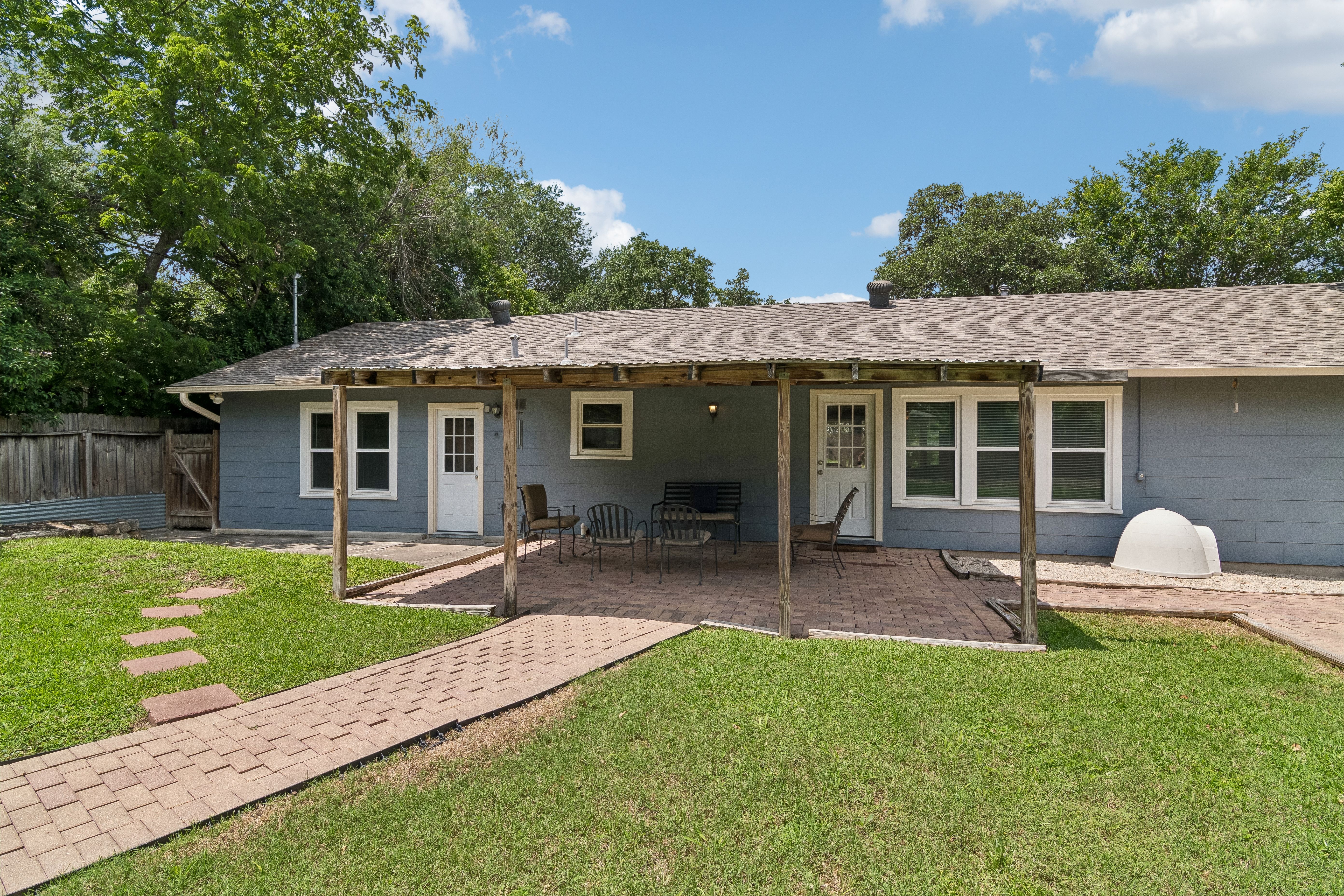  Beautifully Updated Home with Spacious Backyard - 物件實景