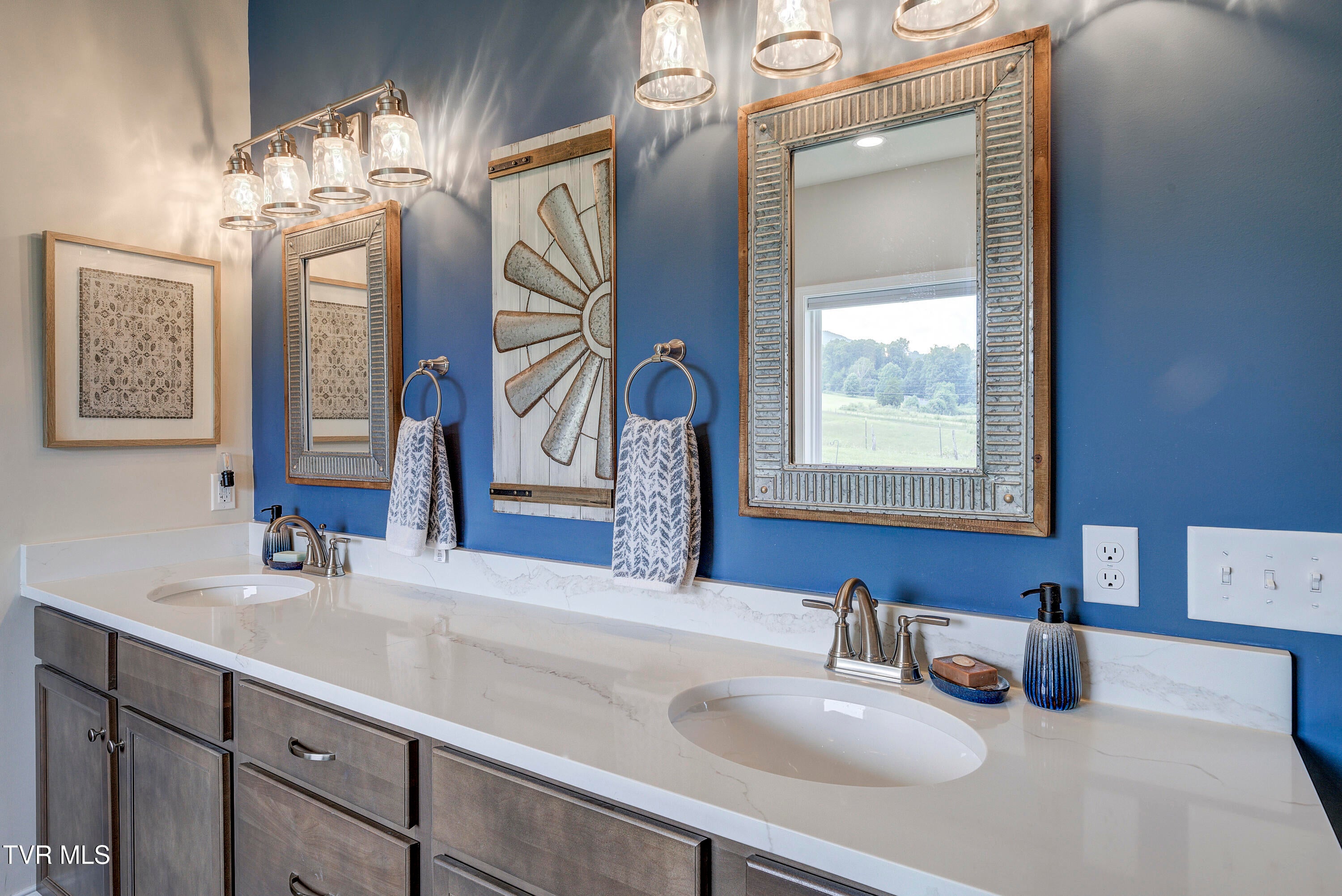 Elizabethton, Tennessee, 37643, United States, 3 Bedrooms Bedrooms, ,2 BathroomsBathrooms,Residential,For Sale,1925509