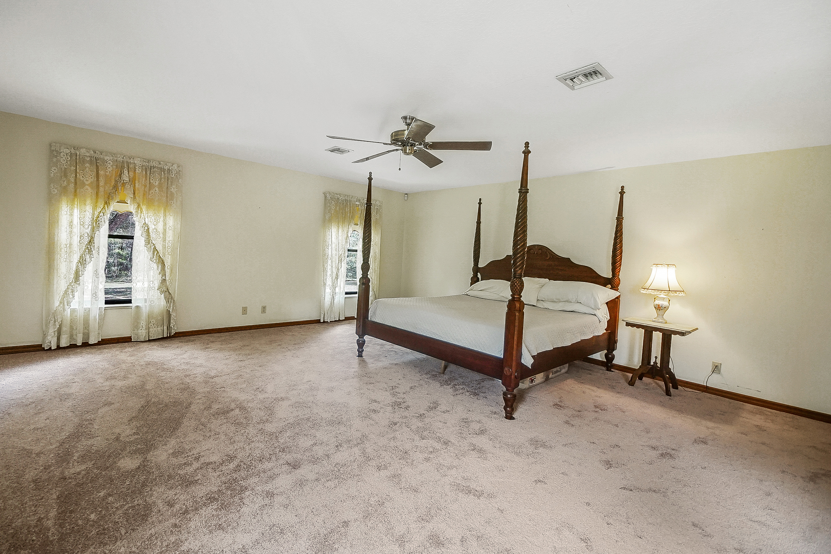 Lady Lake, Florida, 32159, United States, 4 Bedrooms Bedrooms, ,2 BathroomsBathrooms,Residential,For Sale,1873535