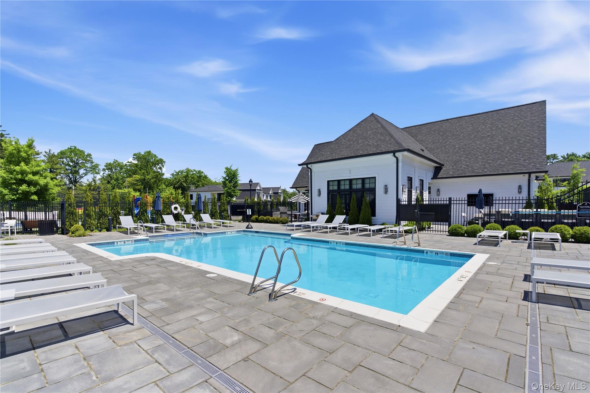  102 Three Ponds Lane E, Woodbury, NY, 11797 - 物件實景