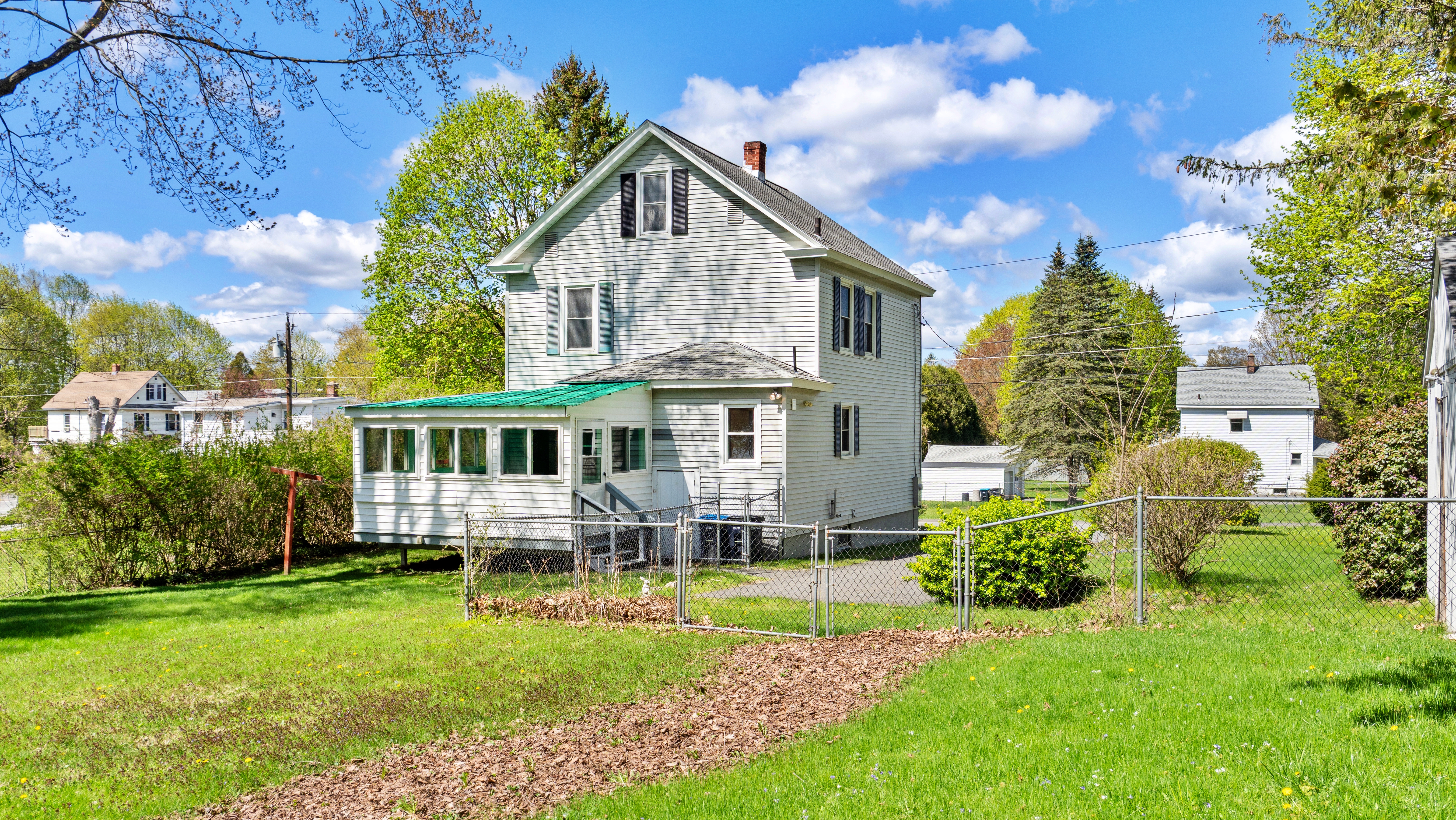  Charming 3 Bedroom, 1.5 Bath Colonial with Space, Style, & Recent Improvements - 物件實景