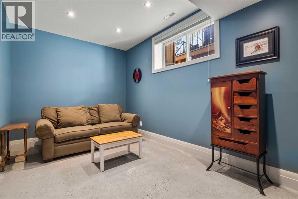 CALGARY, Alberta, T2E 2A7, CA, 5 Bedrooms Bedrooms, ,3 BathroomsBathrooms,Residential,For Sale,1947976