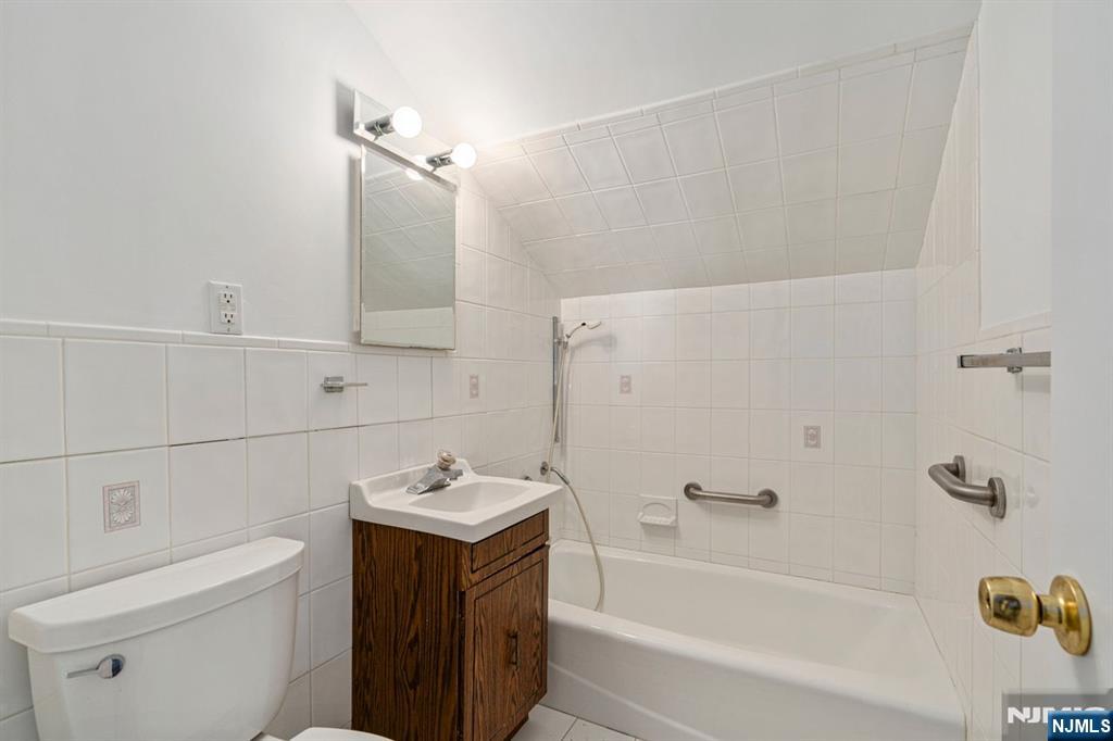 Midland Park, New Jersey, 07432, United States, 3 Bedrooms Bedrooms, ,2 BathroomsBathrooms,Residential,For Sale,1989526