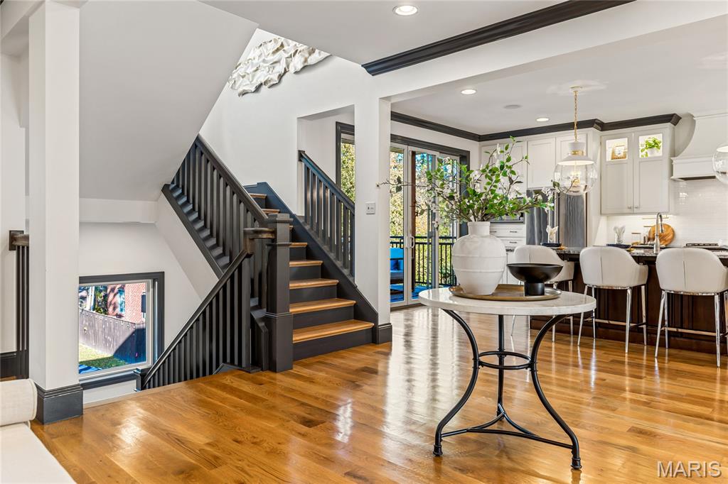 University City, Missouri, 63105, United States, 4 Bedrooms Bedrooms, ,5 BathroomsBathrooms,Residential,For Sale,1989585