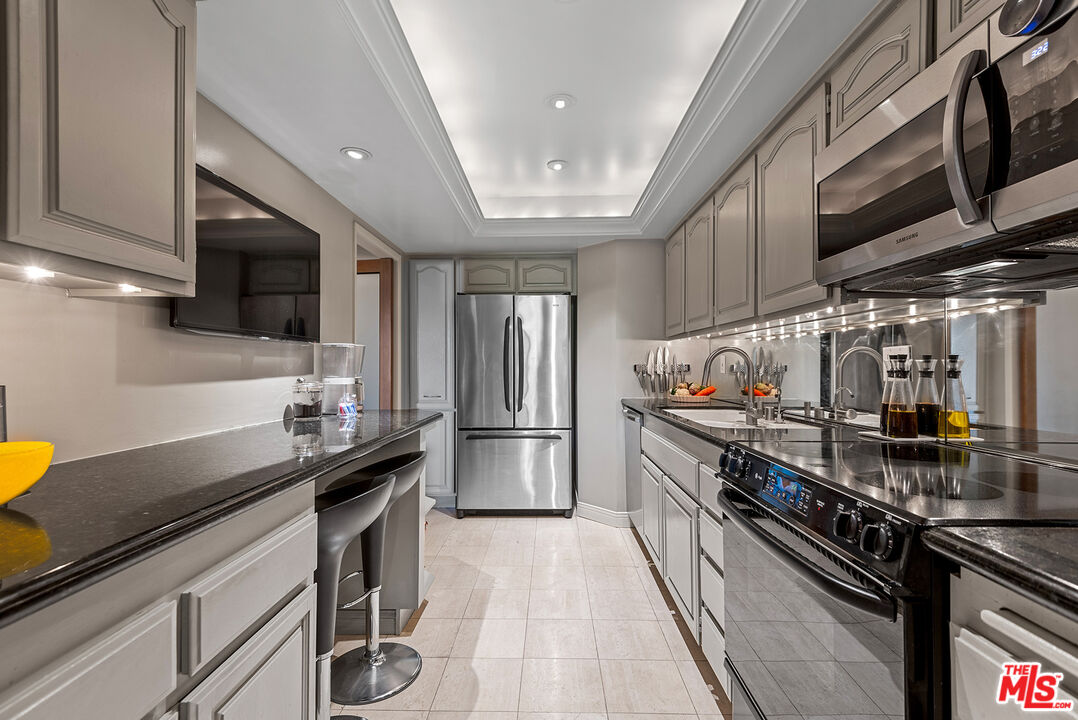 West Hollywood, California, 90069, United States, 2 Bedrooms Bedrooms, ,3 BathroomsBathrooms,Residential,For Sale,1898425