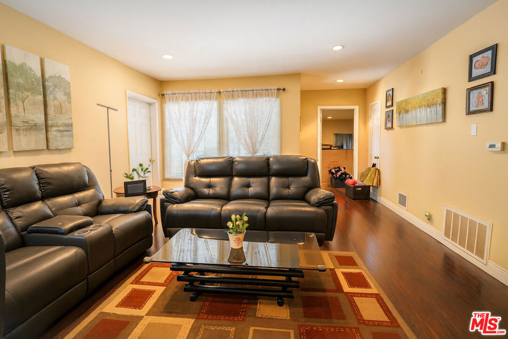 Winnetka, California, 91306, United States, 4 Bedrooms Bedrooms, ,2 BathroomsBathrooms,Residential,For Sale,1920413
