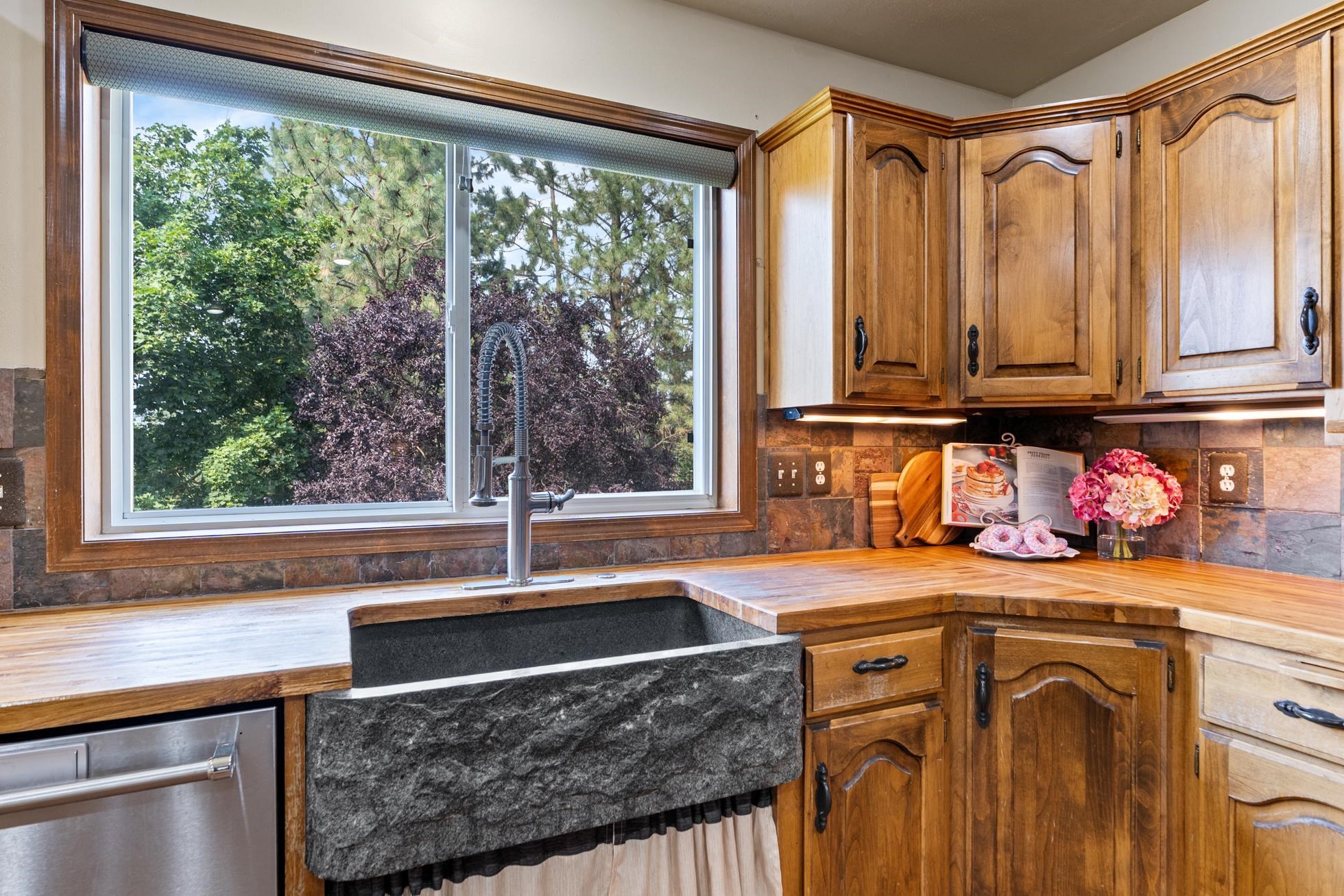 Nine Mile Falls, Washington, 99026, United States, 5 Bedrooms Bedrooms, ,4 BathroomsBathrooms,Residential,For Sale,1895080