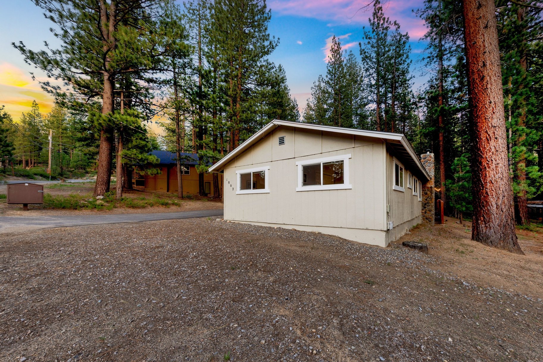  Move-In Ready 4 Bedroom Beauty  2022 Remodel  Fenced Yard, Forest Setting - 物件實景