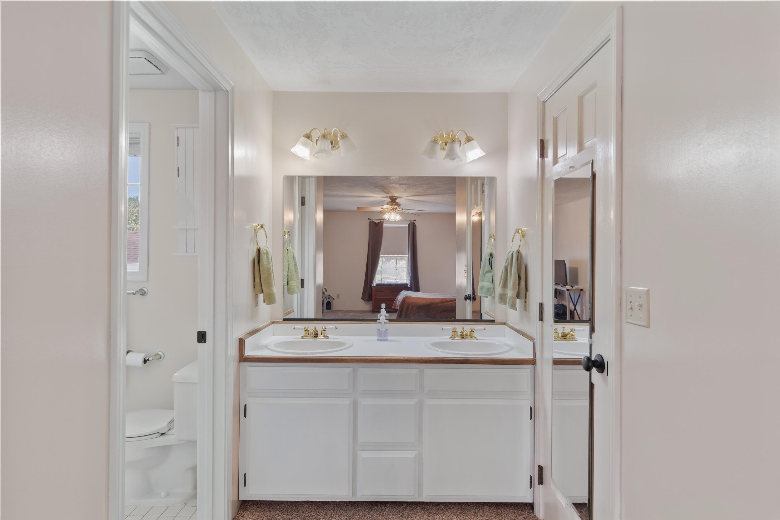 Medford, Oregon, 97504, United States, 4 Bedrooms Bedrooms, ,3 BathroomsBathrooms,Residential,For Sale,1974325