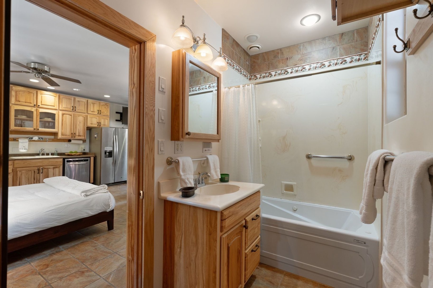  West Shore Gem - An Authentic Pineland Chalet with Detached Garage + Studio - 物件實景