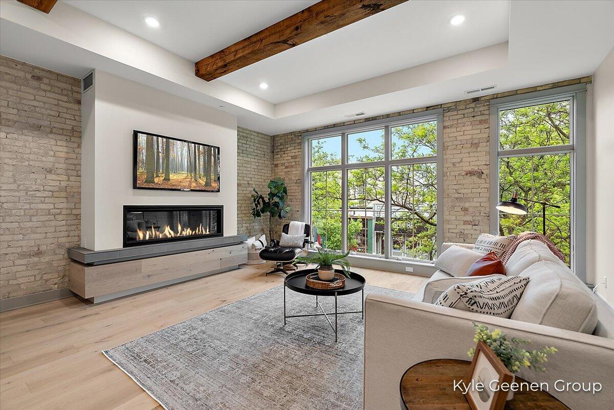 Holland, Michigan, 49423, United States, 2 Bedrooms Bedrooms, ,3 BathroomsBathrooms,Residential,For Sale,1827705