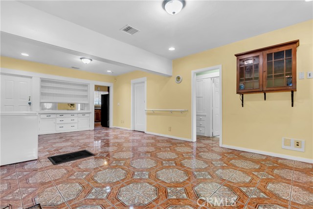 Los Angeles, California, 90062, United States, 5 Bedrooms Bedrooms, ,Residential,For Sale,1975907