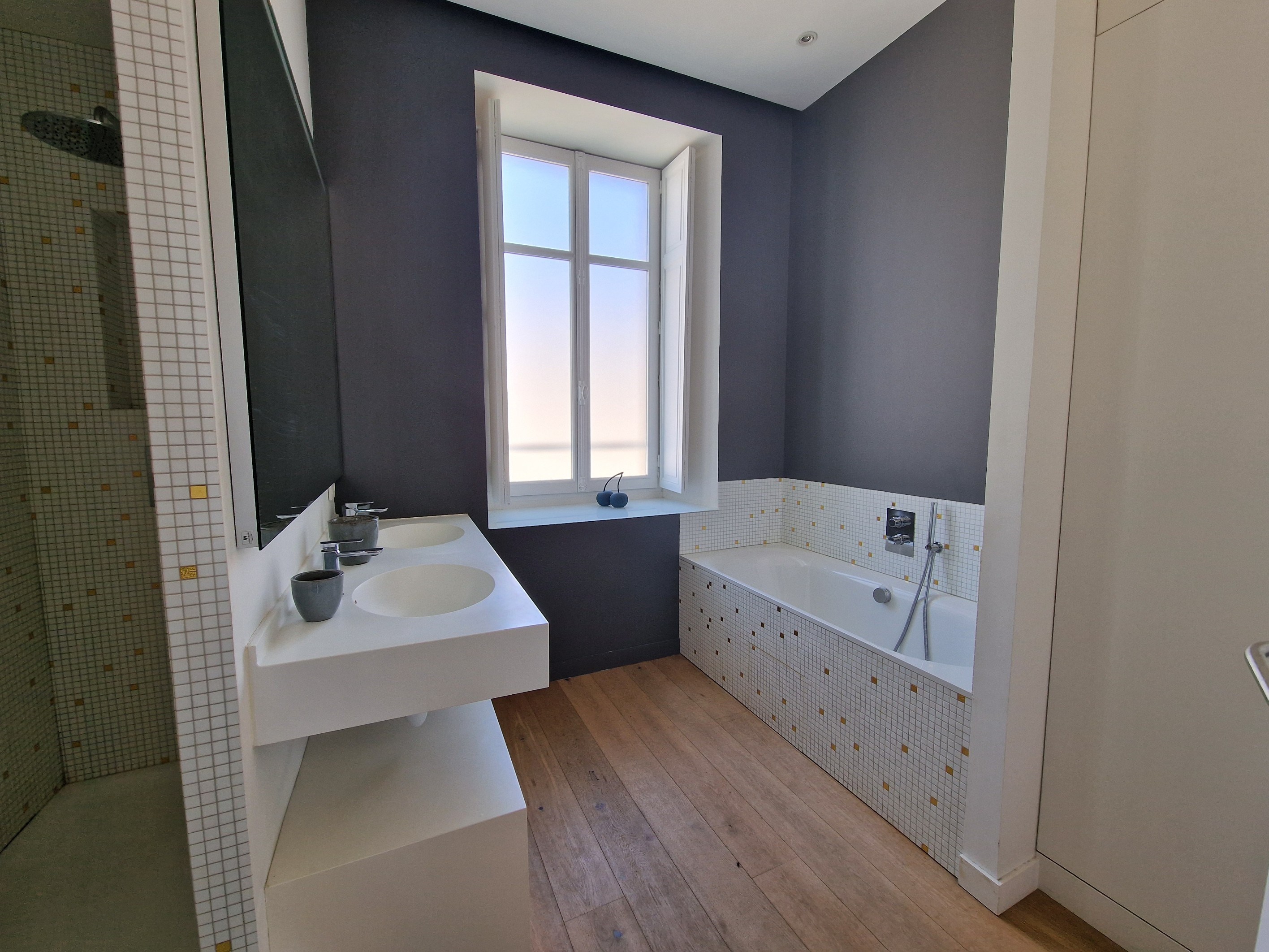  Set within a private cul-de-sac, a 380 sqm townhouse with ancillary buildings - 物件實景