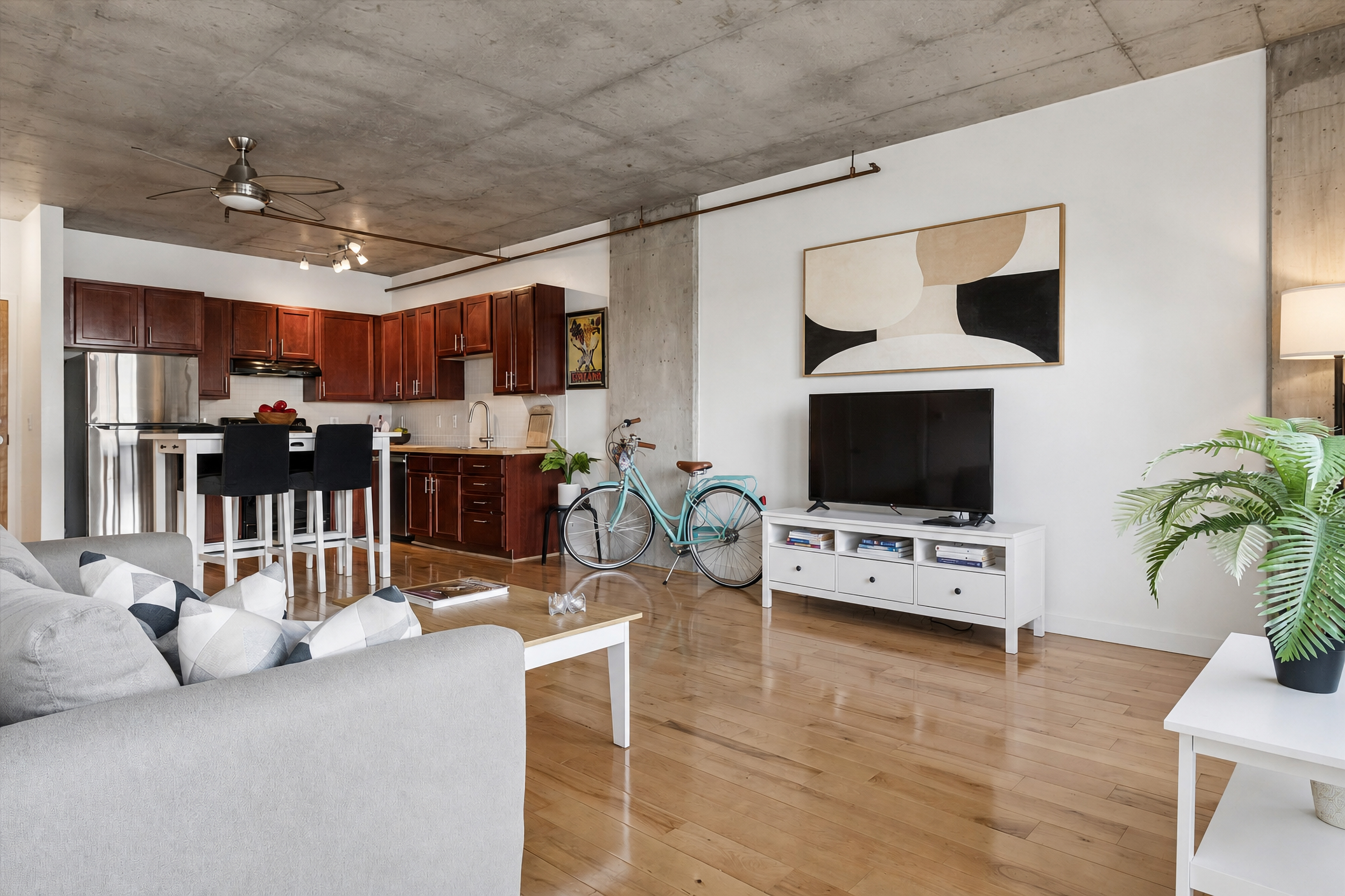  This beautifully updated residence welcomes you with stunning natural light - 物件實景