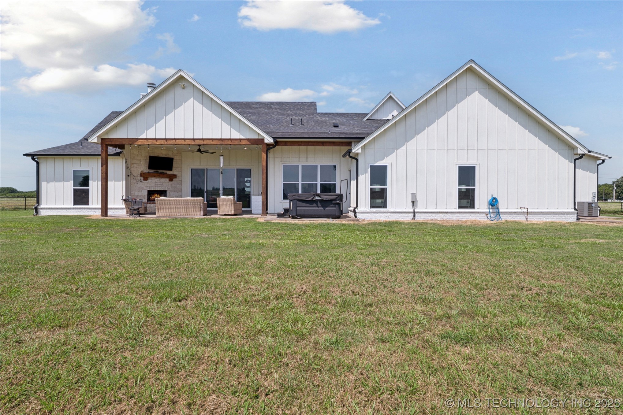 Pryor, Oklahoma, 74361, United States, 4 Bedrooms Bedrooms, ,4 BathroomsBathrooms,Residential,For Sale,1916724