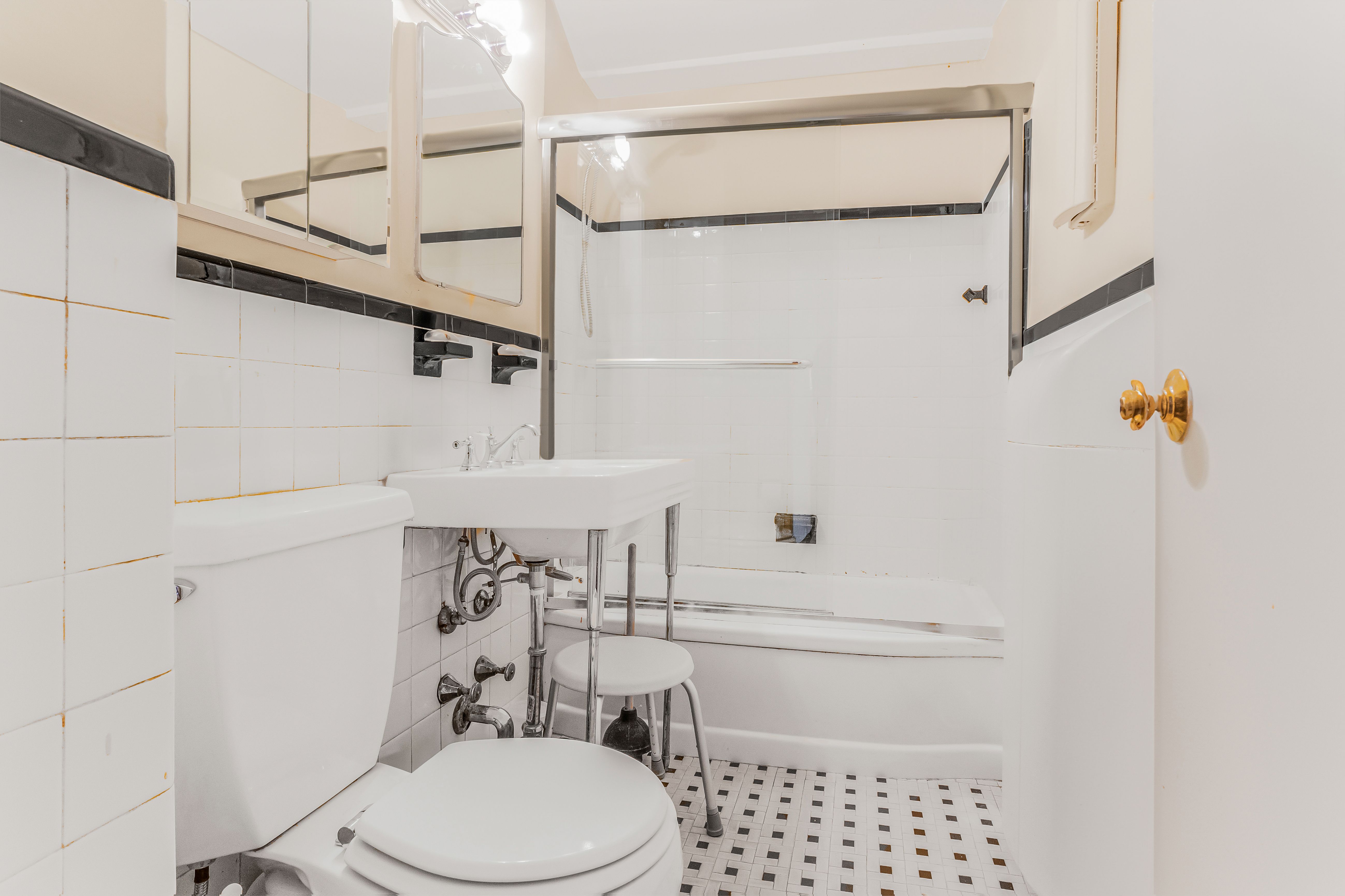 Rego Park, New York, 11374, United States, 2 Bedrooms Bedrooms, ,2 BathroomsBathrooms,Residential,For Sale,1980666