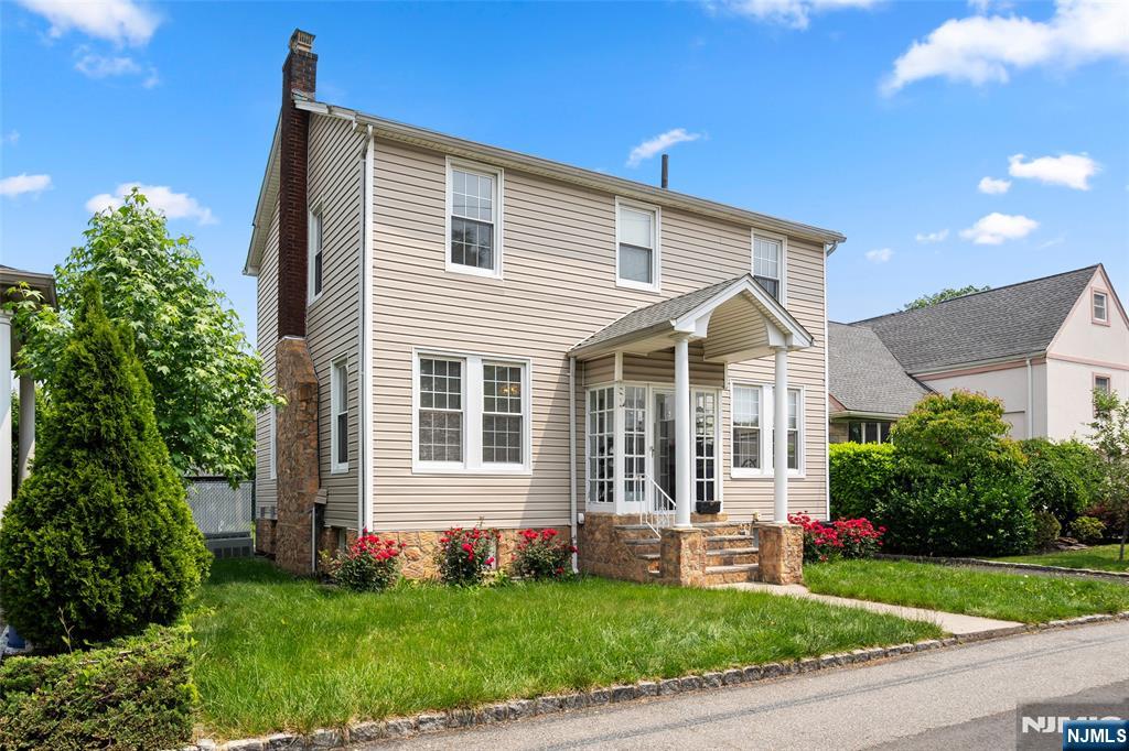 Fort Lee, New Jersey, 07024, United States, 4 Bedrooms Bedrooms, ,3 BathroomsBathrooms,Residential,For Sale,1850035