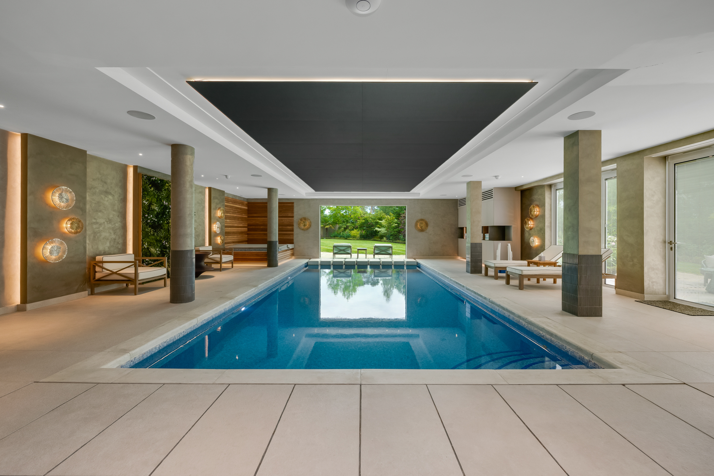  A Newly Refurbished House with Far-Reaching Views in St George’s Hill - 物件實景