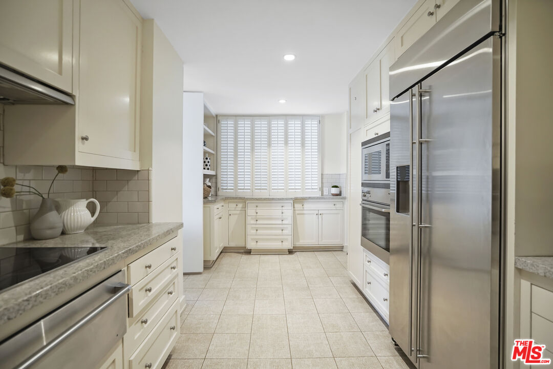 West Hollywood, California, 90069, United States, 2 Bedrooms Bedrooms, ,2 BathroomsBathrooms,Residential,For Sale,1910905