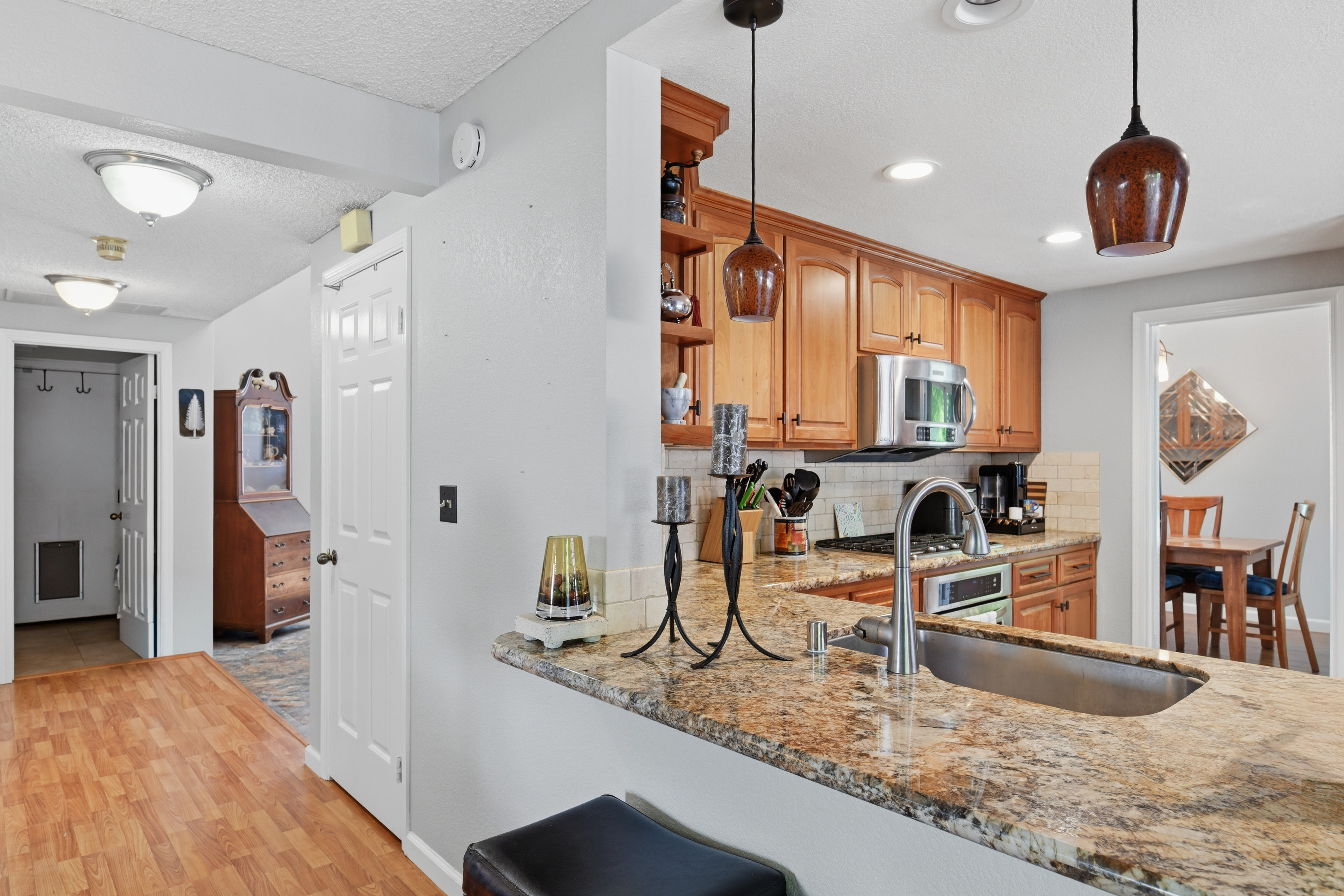  Stunningly Upgraded Home with Modern Amenities and Charm - 物件實景