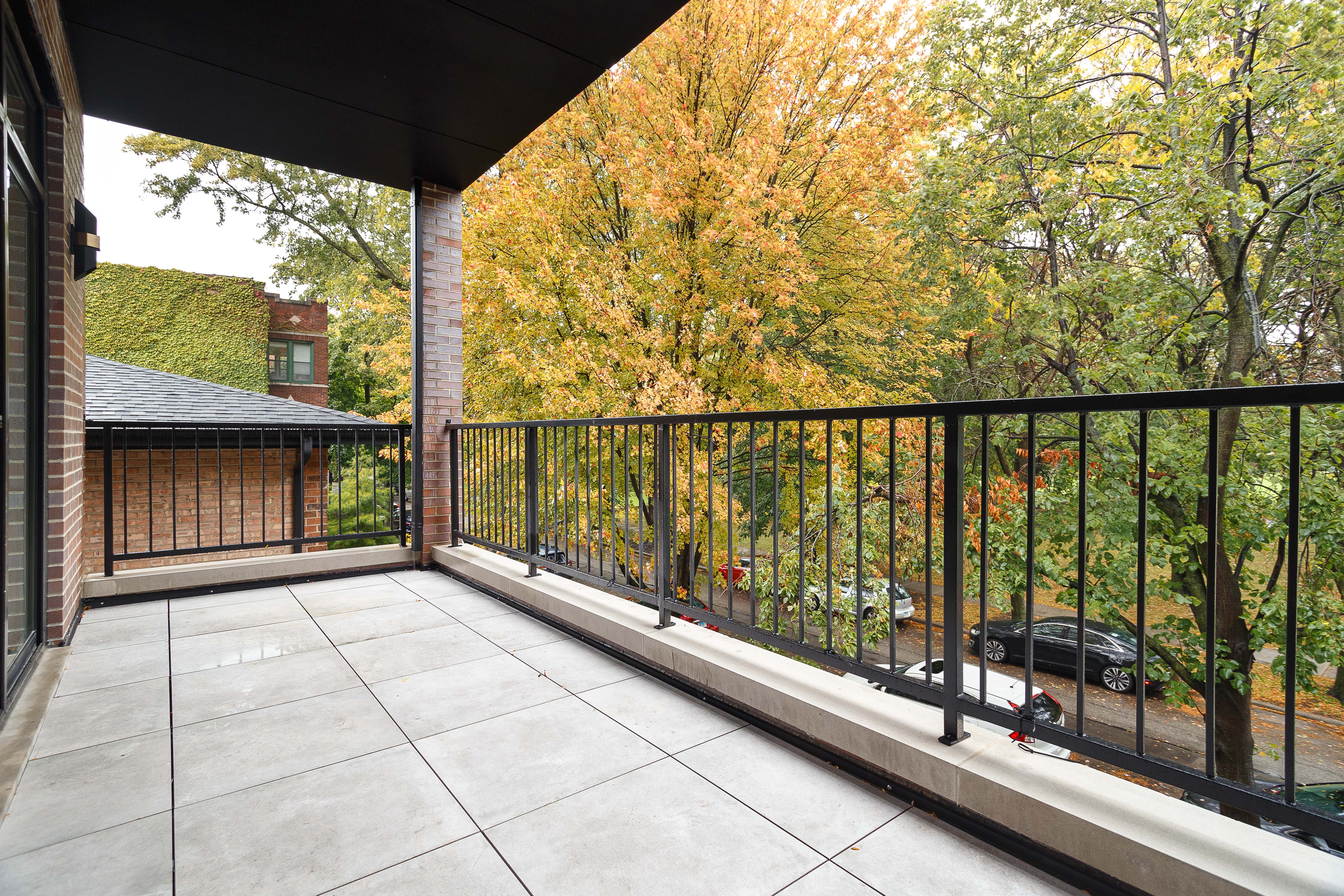  Experience Elevated Living in this Sun-filled Second-floor Simplex - 物件實景